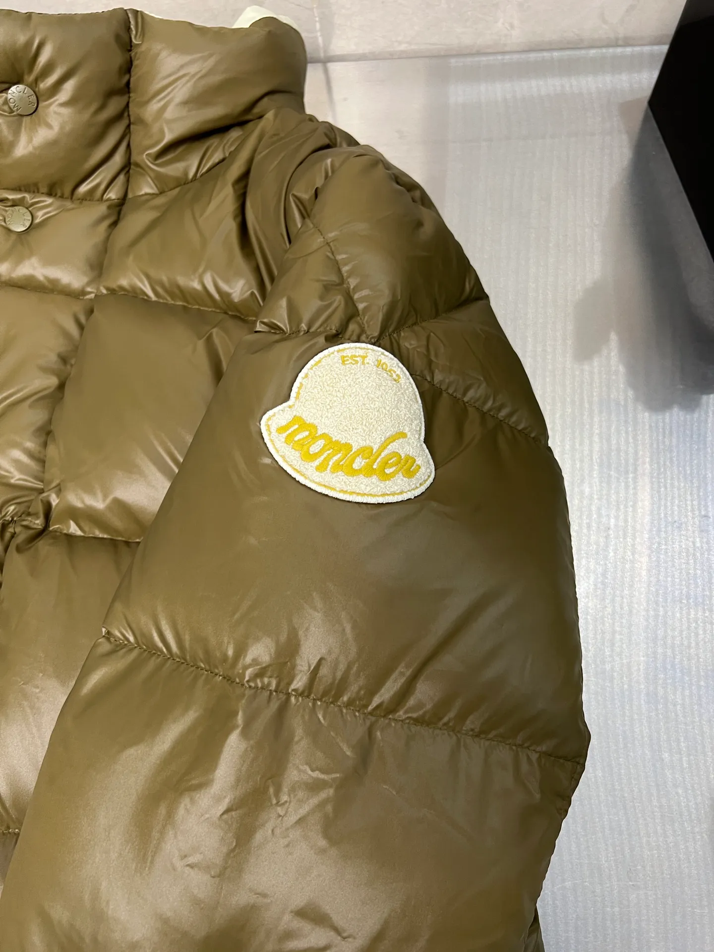 P940 Premium 90 velvet Moncler Triti (the fabric has been upgraded and revised again) men's short down, gooseneck down filling. Extremely full and lightweight. Triti men's short down is made of neat fabrics with a bold glossy surface. Made of functional shiny nylon fabric, it is comfortable and warm without being heavy. Chenille logo patch highlights brand essence Size: 12345