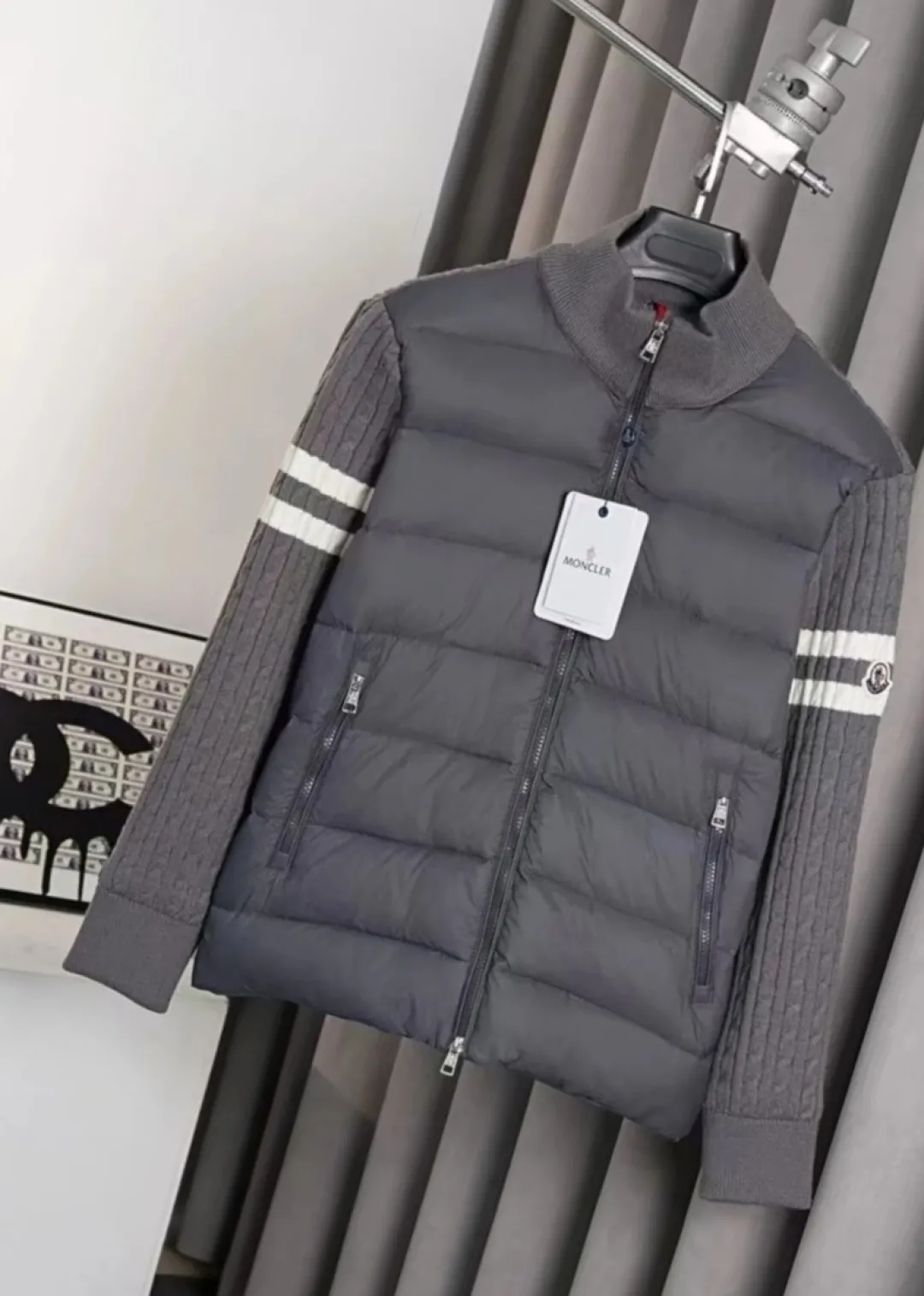 P430 MONCLER muffled armband knitted down jacket Made of 460g terry fabric with clear lines. Original order customization 1:1 with smooth and delicate lines. Better texture. Not easy to deform, not easy to shrink, not easy to fade. Maintains long-lasting beauty. Color Black Gray Size S-XL