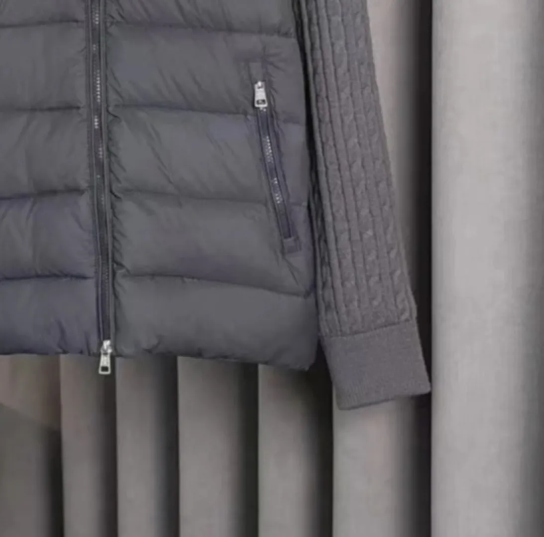 P430 MONCLER muffled armband knitted down jacket Made of 460g terry fabric with clear lines. Original order customization 1:1 with smooth and delicate lines. Better texture. Not easy to deform, not easy to shrink, not easy to fade. Maintains long-lasting beauty. Color Black Gray Size S-XL