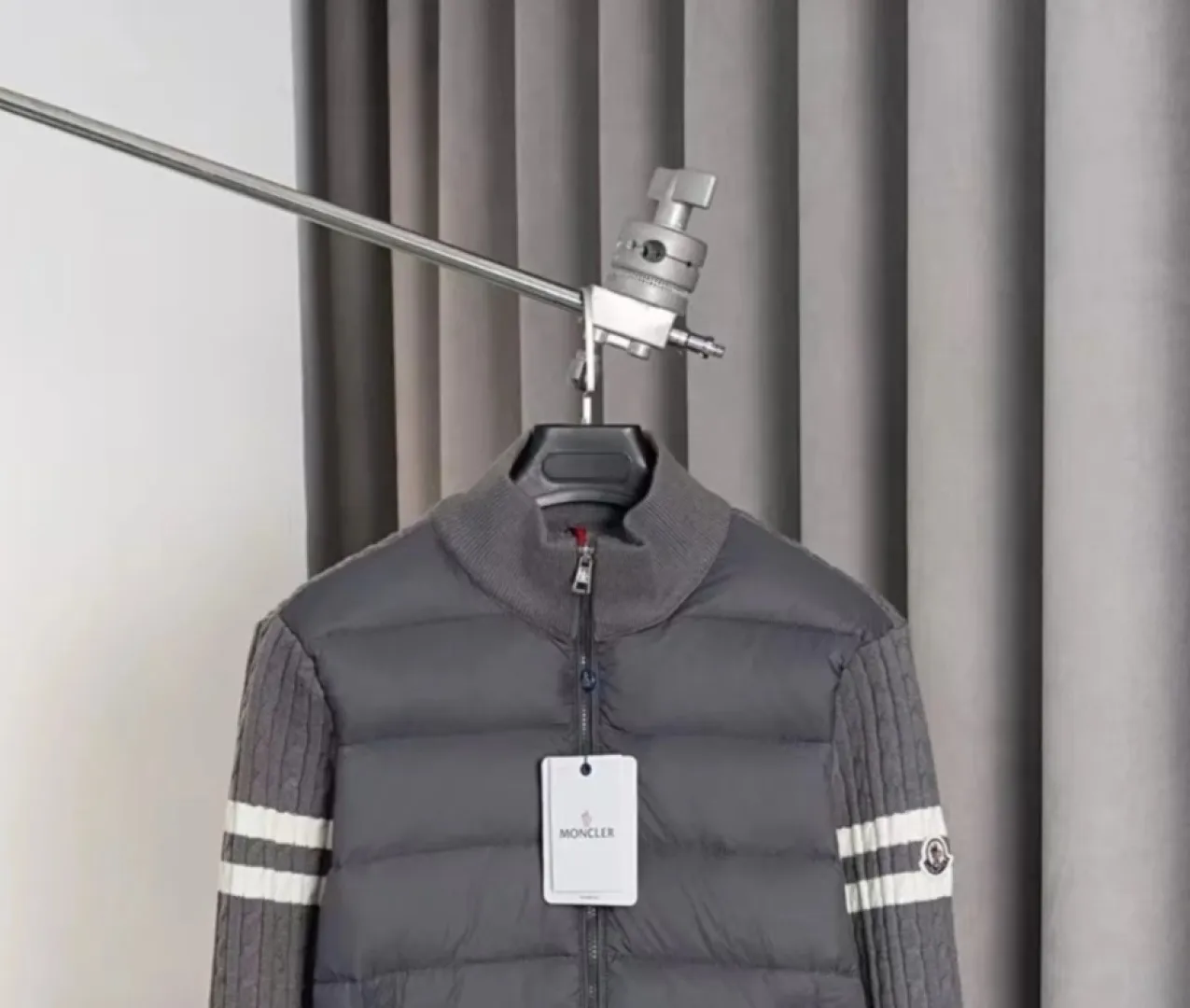 P430 MONCLER muffled armband knitted down jacket Made of 460g terry fabric with clear lines. Original order customization 1:1 with smooth and delicate lines. Better texture. Not easy to deform, not easy to shrink, not easy to fade. Maintains long-lasting beauty. Color Black Gray Size S-XL