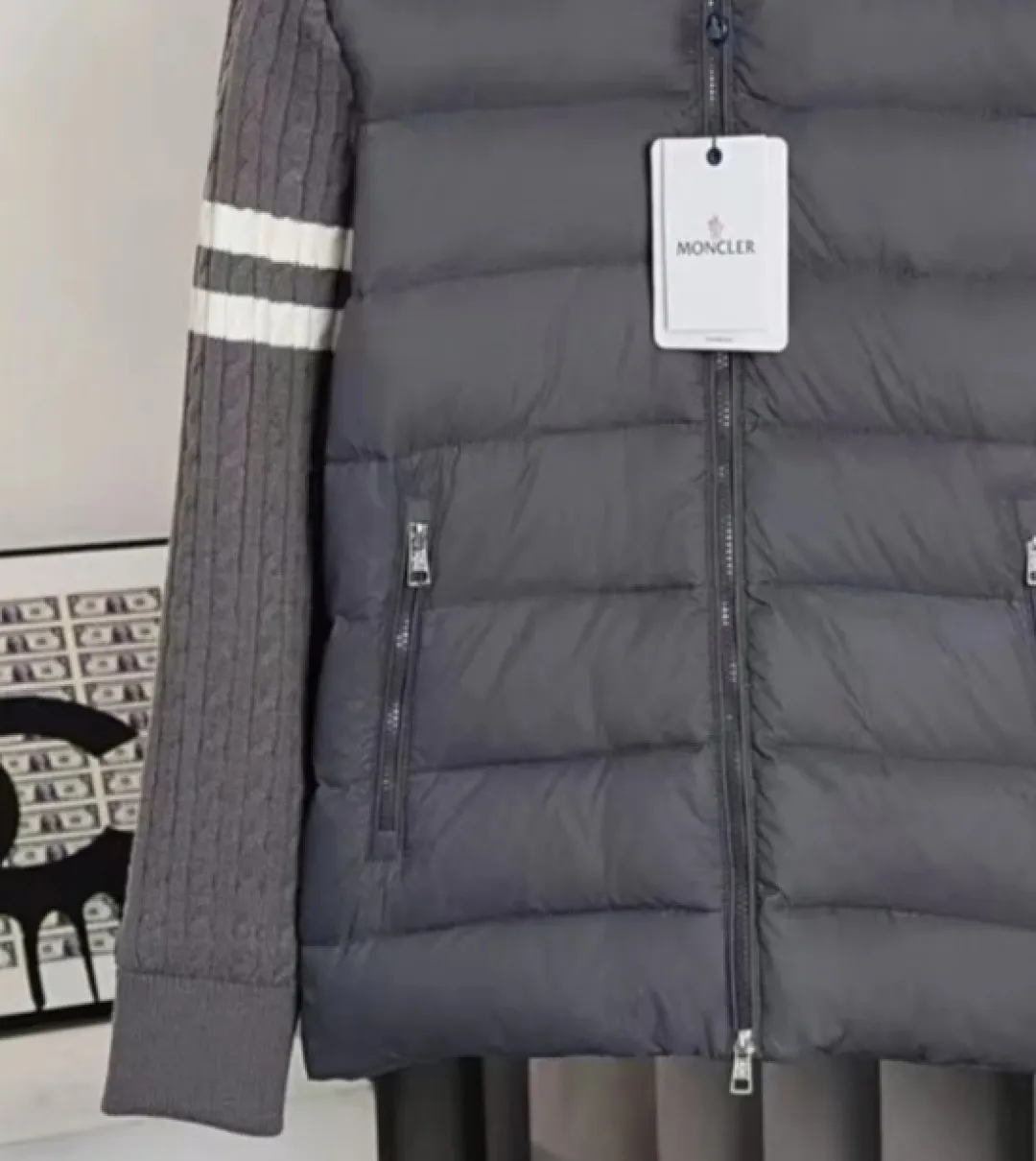 P430 MONCLER muffled armband knitted down jacket Made of 460g terry fabric with clear lines. Original order customization 1:1 with smooth and delicate lines. Better texture. Not easy to deform, not easy to shrink, not easy to fade. Maintains long-lasting beauty. Color Black Gray Size S-XL