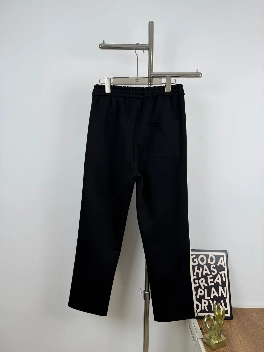 P210 Style No. C133 New style hooded iron mark striped drawstring webbing straight-leg sweatpants MONCLER official website ZP synchronous new style sweatpants. The fabric is made of 450g heavyweight double-ply double yarn composite fabric. Classic hooded iron mark ➕ printed webbing technology. The sides are two-color classic pure cotton webbing. Elastic drawstring waist design is full of flexibility. The inner hemming and stripping workmanship is high and the details are perfect. The fit is loose. It is made with conscience and can withstand high temperatures. It will not fall off. It can be machine washed. Factory-made workmanship, the bag strips are neatly arranged with double needles, a popular Internet celebrity model, very popular Color: Black Size: S M L XL