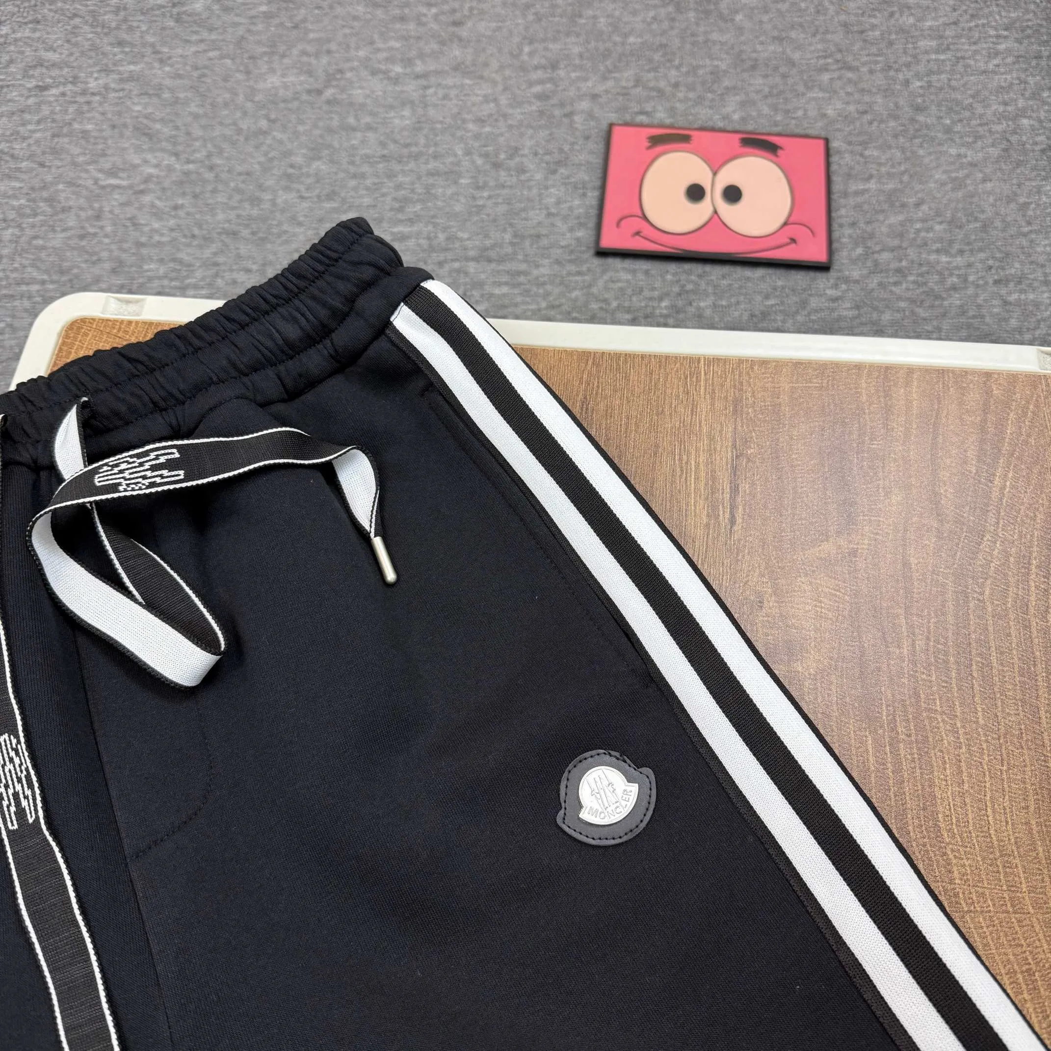 P210 Style No. C133 New style hooded iron mark striped drawstring webbing straight-leg sweatpants MONCLER official website ZP synchronous new style sweatpants. The fabric is made of 450g heavyweight double-ply double yarn composite fabric. Classic hooded iron mark ➕ printed webbing technology. The sides are two-color classic pure cotton webbing. Elastic drawstring waist design is full of flexibility. The inner hemming and stripping workmanship is high and the details are perfect. The fit is loose. It is made with conscience and can withstand high temperatures. It will not fall off. It can be machine washed. Factory-made workmanship, the bag strips are neatly arranged with double needles, a popular Internet celebrity model, very popular Color: Black Size: S M L XL