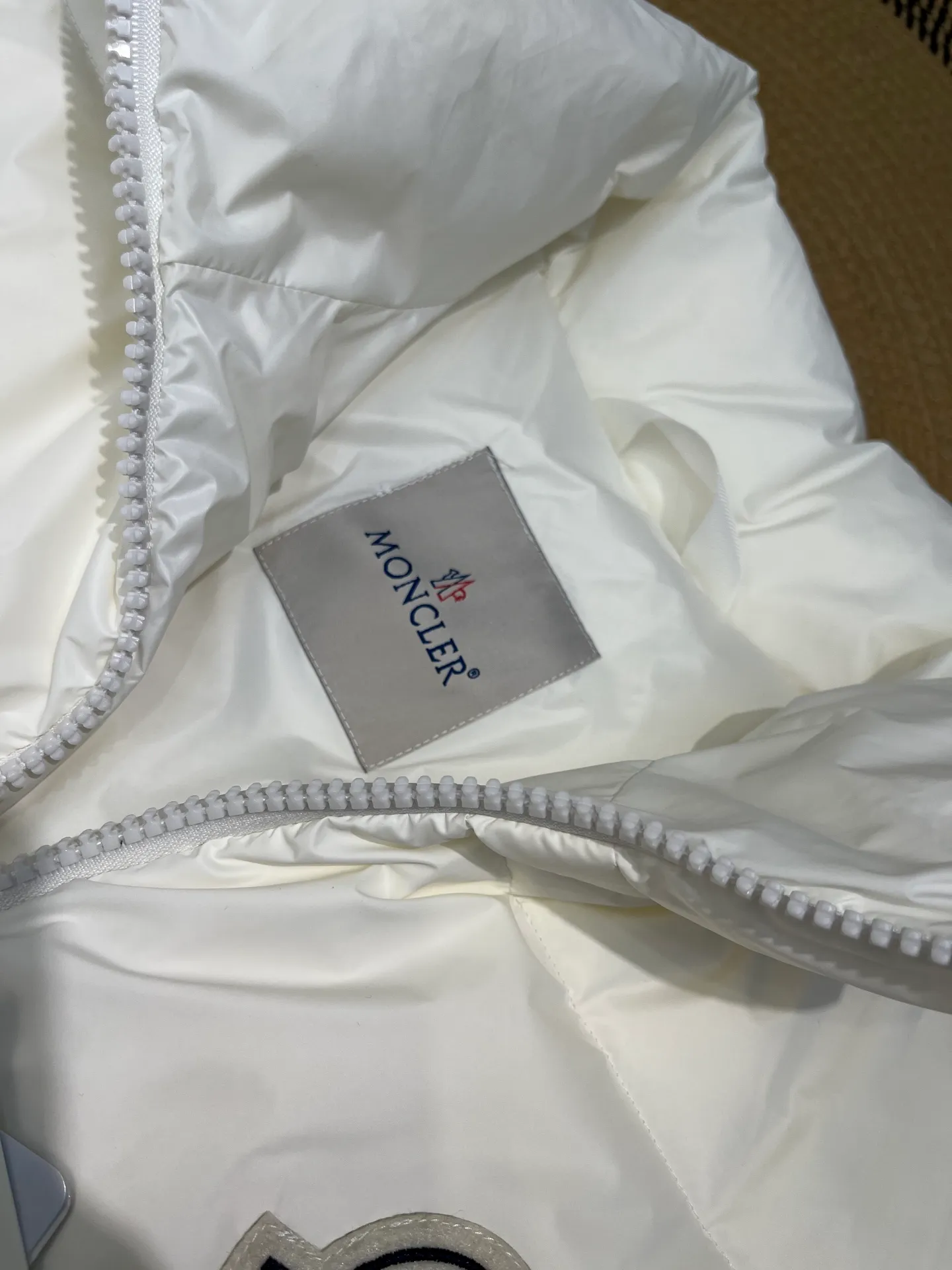 P840 Moncler Citala🌟 Short men's down jacket. Looking at it, there is no other version on the market that can beat it. 130w + one ton of premium European gooseneck velvet filling. 850+ fill power, which is twice as thick as the market version and twice as light. Citala men's short down jacket is made of pop-colored light fabric, highlighting the vitality of the series. Made from lightweight nylon with a longue saison lining, the Citala down jacket is comfortable and warm without being bulky. This cropped down jacket has a comfortable fit, a signature turtleneck and a quilted, checkered silhouette. Details size: 12345