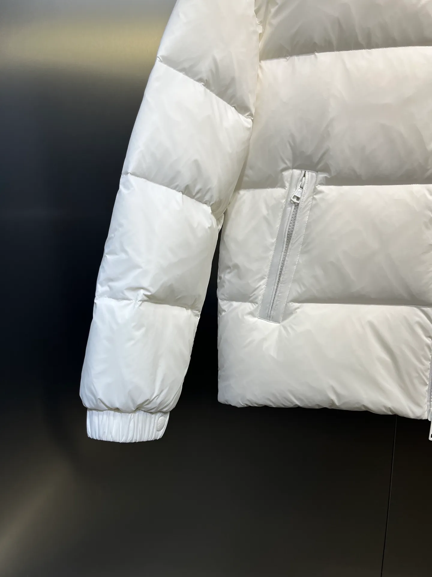 P840 Moncler Citala🌟 Short men's down jacket. Looking at it, there is no other version on the market that can beat it. 130w + one ton of premium European gooseneck velvet filling. 850+ fill power, which is twice as thick as the market version and twice as light. Citala men's short down jacket is made of pop-colored light fabric, highlighting the vitality of the series. Made from lightweight nylon with a longue saison lining, the Citala down jacket is comfortable and warm without being bulky. This cropped down jacket has a comfortable fit, a signature turtleneck and a quilted, checkered silhouette. Details size: 12345