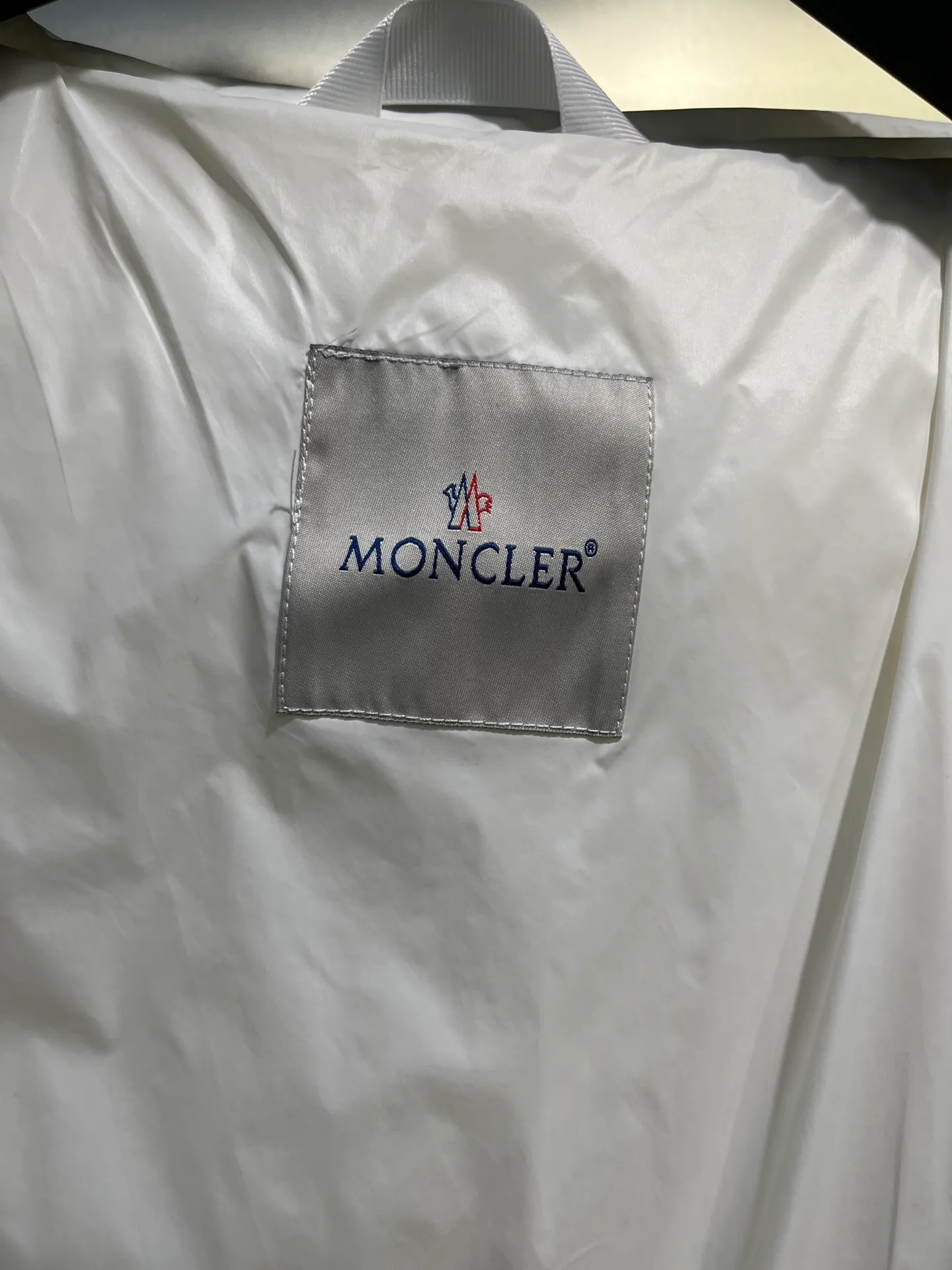 P840 Moncler Citala🌟 Short men's down jacket. Looking at it, there is no other version on the market that can beat it. 130w + one ton of premium European gooseneck velvet filling. 850+ fill power, which is twice as thick as the market version and twice as light. Citala men's short down jacket is made of pop-colored light fabric, highlighting the vitality of the series. Made from lightweight nylon with a longue saison lining, the Citala down jacket is comfortable and warm without being bulky. This cropped down jacket has a comfortable fit, a signature turtleneck and a quilted, checkered silhouette. Details size: 12345
