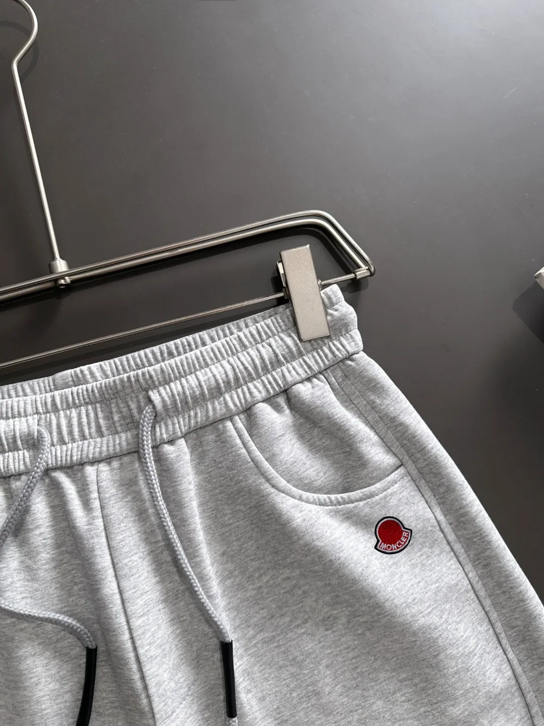 Next day shipment P360 MONCLER/Mongoose Exclusive first release of 25ss autumn and winter new high-quality trousers Compare real-life details at will A perfect choice for autumn and winter, a must-have item. Sizes: M to 3XL (please state your height and weight when placing an order)
