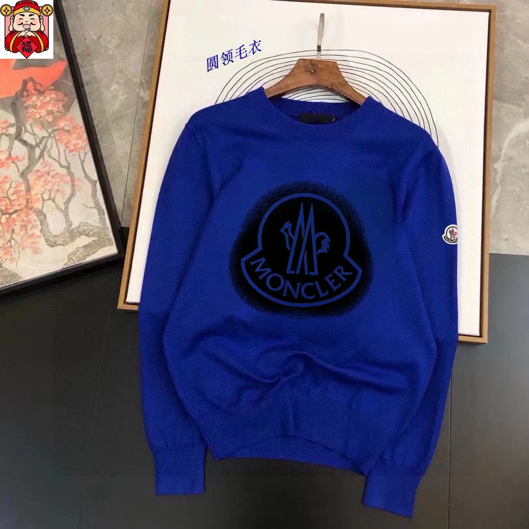 P220 MONCLER】Autumn and winter classic round neck pullover sweater, in full condition! ! ! Wool blended fabric, the latest model in 2025, golden ratio! ! Slim-fitting soft gold, versatile and practical item, the combination and practicality are extremely powerful, simple and elegant, and classy! To create your own style, it is highly recommended to buy it in two colors. The standard slim fit tailoring process is suitable for both young and old men. It is knitted from wool and will not cause any discomfort! While keeping warm, it is stylish, textured and wearable, and the classic logo with contrasting colors on the chest feels in place! ! Recommended for regular customers! ! Size M-3XL (maximum wear: 190 pounds)
