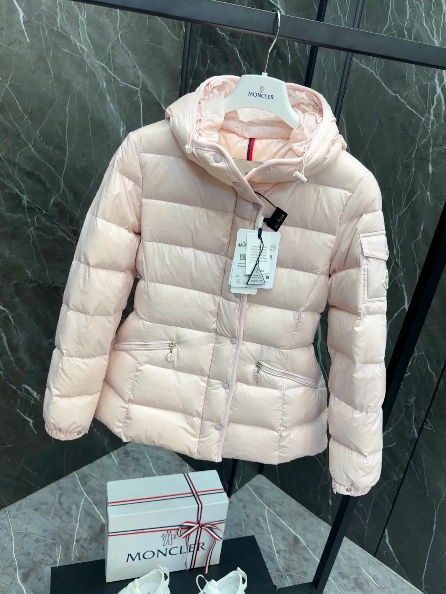 P780 Highest Version 💎 Popular Promotion ⬆️Moncler Barante Women's Short Down Jacket The Barante short down jacket combines femininity with practical functions, reinterpreting the aesthetic style of the 1970s for modern women. The Barante down jacket is made from lustrous nylon and is inspired by the 1970s. It adopts a waist design and presents an A-line silhouette, highlighting a feminine style. An adjustable hood and signature logo patch add finishing touches. Details •Made of nylon laqué fabric •Nylon laqué lining •Down filling •Adjustable hood •Zip and snap closure •Suit pocket •Adjustable cuffs Size : 0-4 Snow White/Light Pink/Black. D9865076550