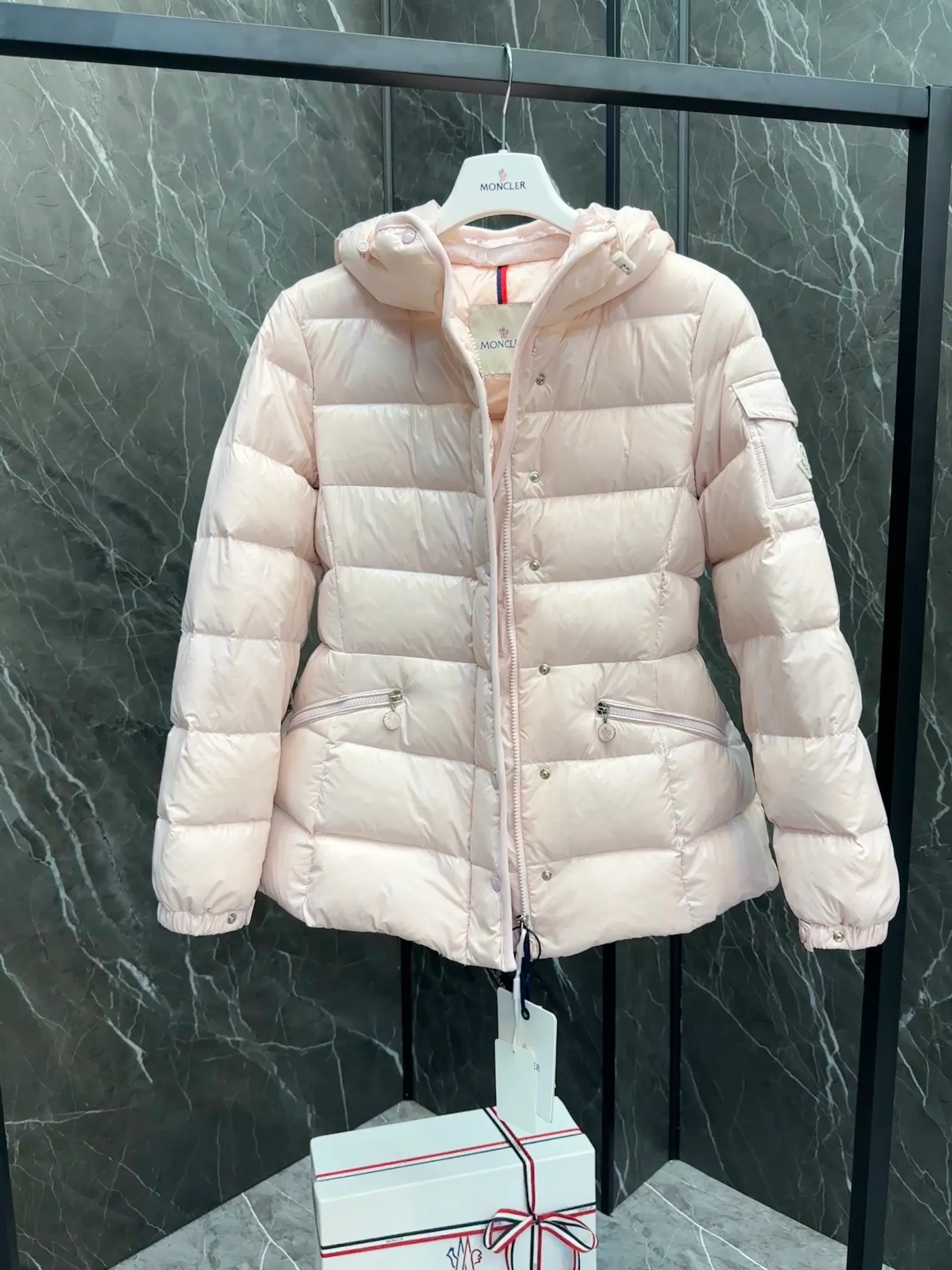 P780 Highest Version 💎 Popular Promotion ⬆️Moncler Barante Women's Short Down Jacket The Barante short down jacket combines femininity with practical functions, reinterpreting the aesthetic style of the 1970s for modern women. The Barante down jacket is made from lustrous nylon and is inspired by the 1970s. It adopts a waist design and presents an A-line silhouette, highlighting a feminine style. An adjustable hood and signature logo patch add finishing touches. Details •Made of nylon laqué fabric •Nylon laqué lining •Down filling •Adjustable hood •Zip and snap closure •Suit pocket •Adjustable cuffs Size : 0-4 Snow White/Light Pink/Black. D9865076550