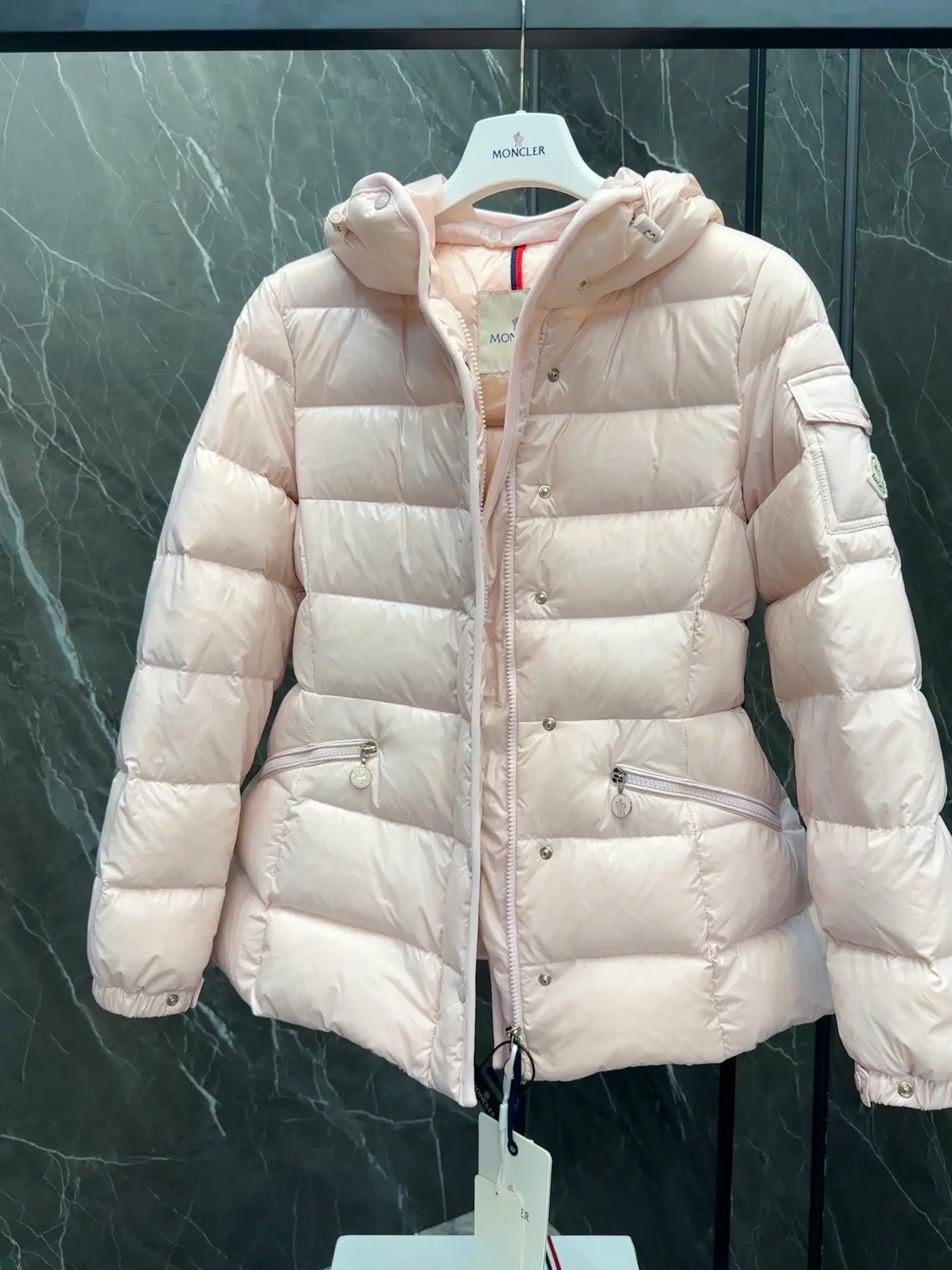P780 Highest Version 💎 Popular Promotion ⬆️Moncler Barante Women's Short Down Jacket The Barante short down jacket combines femininity with practical functions, reinterpreting the aesthetic style of the 1970s for modern women. The Barante down jacket is made from lustrous nylon and is inspired by the 1970s. It adopts a waist design and presents an A-line silhouette, highlighting a feminine style. An adjustable hood and signature logo patch add finishing touches. Details •Made of nylon laqué fabric •Nylon laqué lining •Down filling •Adjustable hood •Zip and snap closure •Suit pocket •Adjustable cuffs Size : 0-4 Snow White/Light Pink/Black. D9865076550