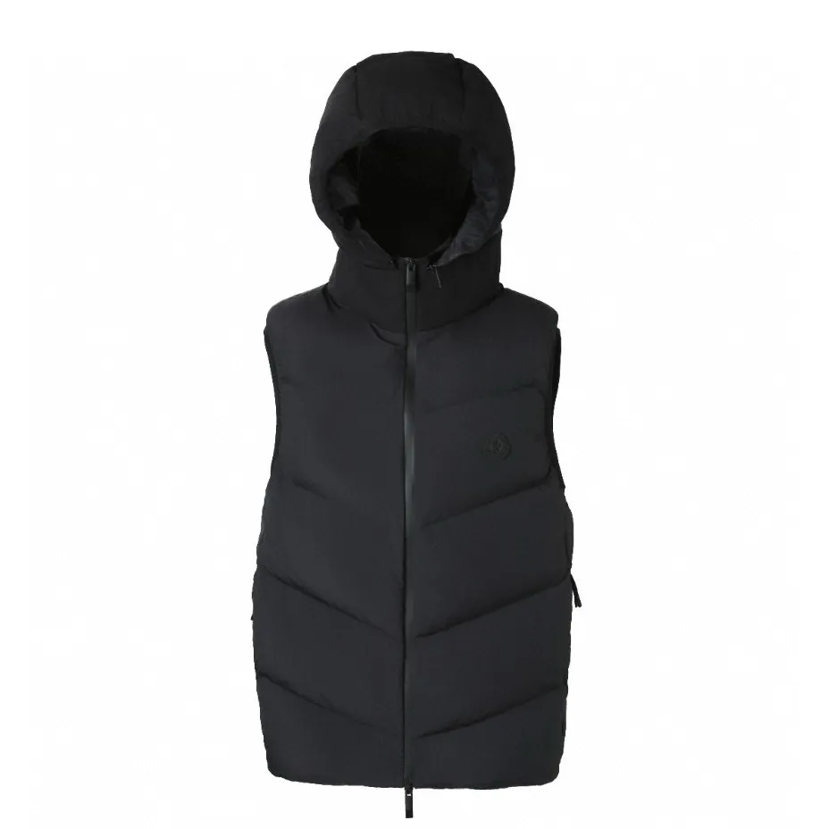 P680 Exclusive supply] Moncler Guersac Twill Quilted Hooded Down Vest (Black) The fabric is made of nylon fabric made of 100% nylon. It is woven into a tight and tough fabric through advanced textile technology, which improves the strength of the skeleton and effectively blocks the invasion of cold wind and locks in the warm air generated by the down layer. After tight weaving and special treatment, it has waterproof and windproof functions. The surface forms a certain lotus leaf effect, and is anti-wrinkle and not easy to deform, making it easy for daily care. Filled with 90% selected white duck down and weighing 170g, it ensures fluffiness, quick rebound, lightness and warmth. The quilting stitches are sewn in a diagonal direction at an angle of about 70 degrees, and the diagonal lines are arranged in parallel. The fabric and filling are planned into different functional areas, and the quilting stitches in each partition are relatively independent. This allows the finished product to produce a larger deformation space along the diagonal direction when stretched and pressed, making it less likely to tighten and break, and has rich visual effects, modern and advanced features. After the hood is removed, the stand-up collar displays an embossed logo of the same color, adding a unique visual experience and tactile details. Size:1-2-3-4