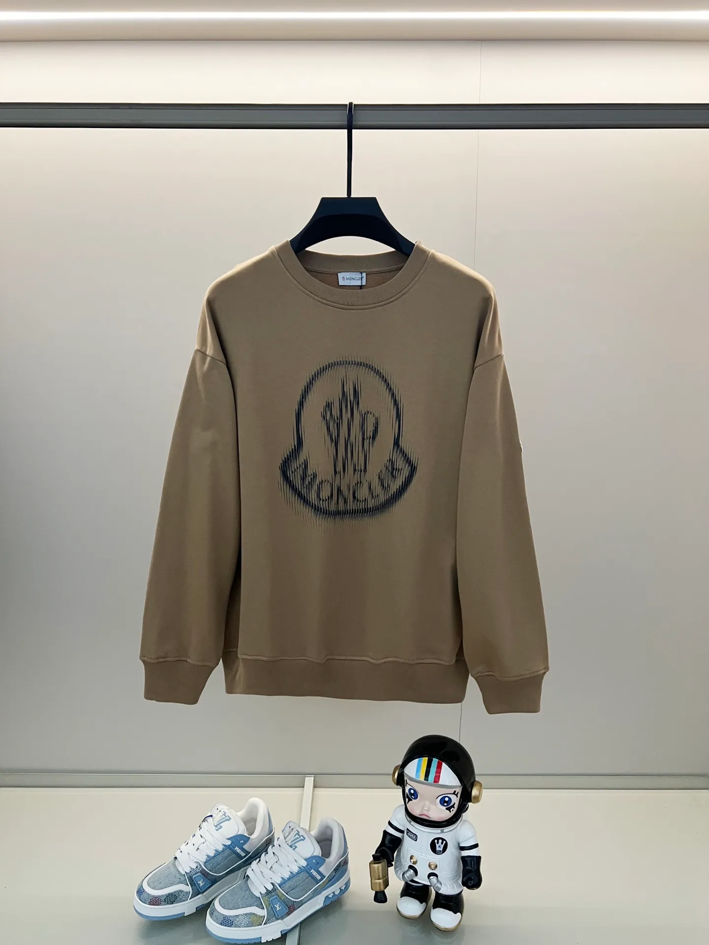 P220 MONCLER/Mask 420g pure cotton round neck sweatshirt Iconic brand letter LOGO ghost printing arm patch technology Official synchronization High version High quality Fashion personality Versatile trend Pure original quality Original fabric Hang tag Collar label Washed wheat Complete three labels Color: Black. White. Khaki. Size: XS-L
