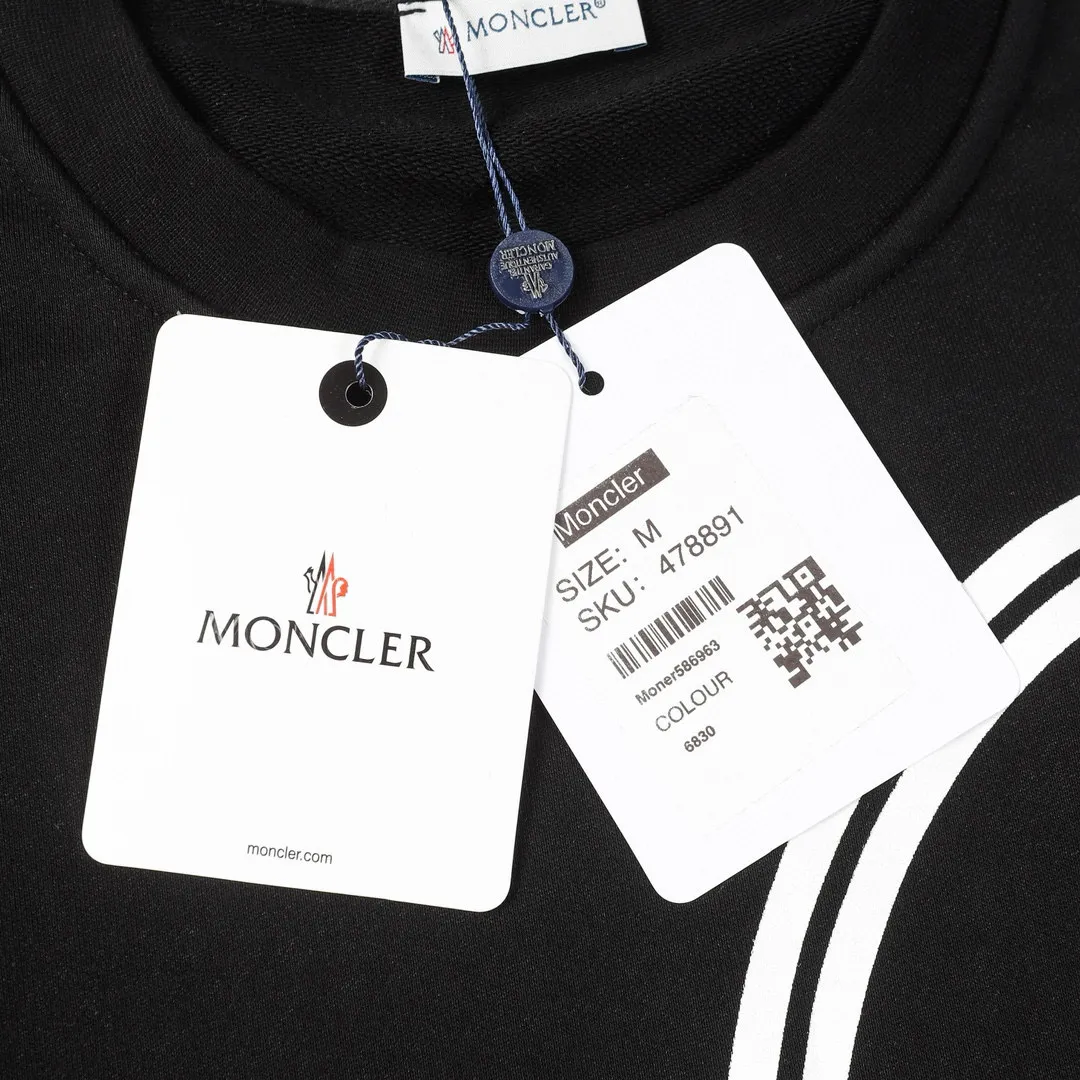 P220 Style No.: 858 〈MONCLER〉 Meng Mouth Heavy Embroidery + Printed Round Neck Sweatshirt The price of the Meng Mouth Sweatshirt is actually quite advantageous. Anyone who has been to the counter should know that the price of the Meng Mouth sweater is not much cheaper than Gucci Burberry. It is just relatively low-key and unwilling to hype. It is a picture that you want to buy or not. The existence of aloofness... ✅460 grams of 100% cotton wool-eating fabric OS version is too large ✅Matched with the original high-weight double yarn thread ✅Correct three-needle and five-thread craftsmanship Chain edge ✅The embroidery has been over-molded The upper body is not pierced Color: Black White Size S M L