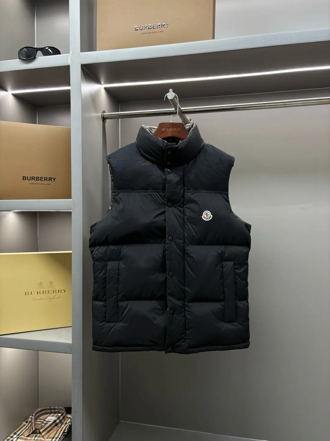 P1240 Moncler's new double-sided down jacket Double-sided down jacket·Detachable sleeves can be used as a vest·One can be worn as four pieces at the same price/performance ratio New autumn/winter 2025🆕Original 1:1 customization) Hardware accessories are all imported and original customization Welcome to compare at the counter Absolutely high quality Made of top-grade 95 white goose down Super soft Full of fluffy and full feathers Super heavy-duty Fabric with excellent workmanship👍Perfect version Note⚠The fabric is super comfortable. Exclusive model. Not commercially available. Same style for men and women. Size: M-XXXL. Color: apricot black.