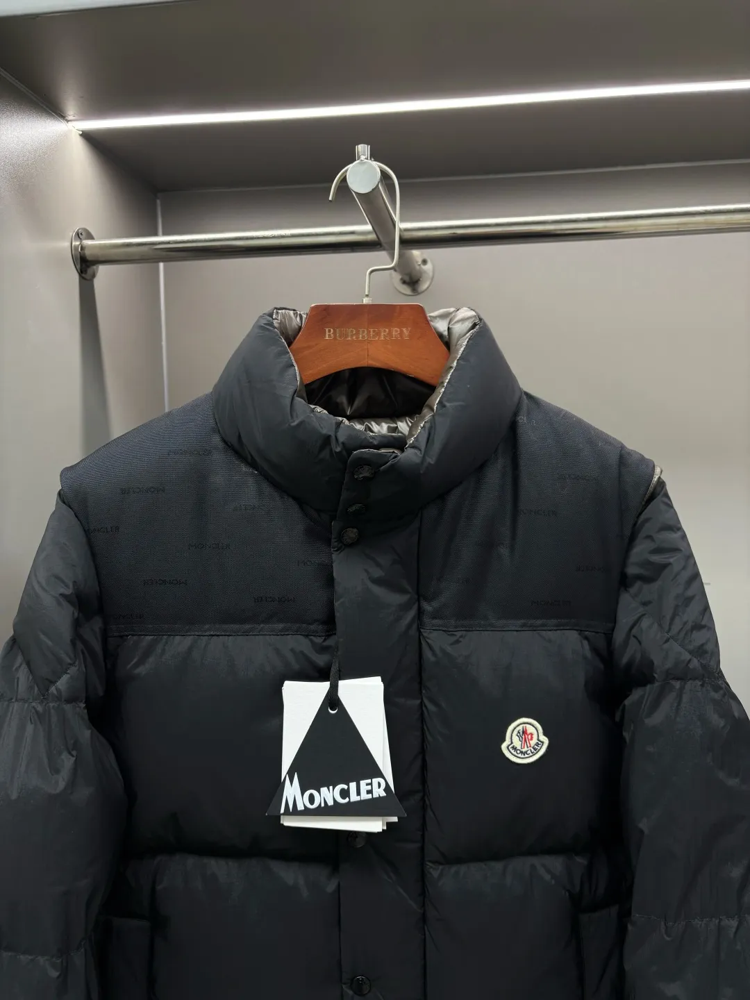 P1240 Moncler's new double-sided down jacket Double-sided down jacket·Detachable sleeves can be used as a vest·One can be worn as four pieces at the same price/performance ratio New autumn/winter 2025🆕Original 1:1 customization) Hardware accessories are all imported and original customization Welcome to compare at the counter Absolutely high quality Made of top-grade 95 white goose down Super soft Full of fluffy and full feathers Super heavy-duty Fabric with excellent workmanship👍Perfect version Note⚠The fabric is super comfortable. Exclusive model. Not commercially available. Same style for men and women. Size: M-XXXL. Color: apricot black.