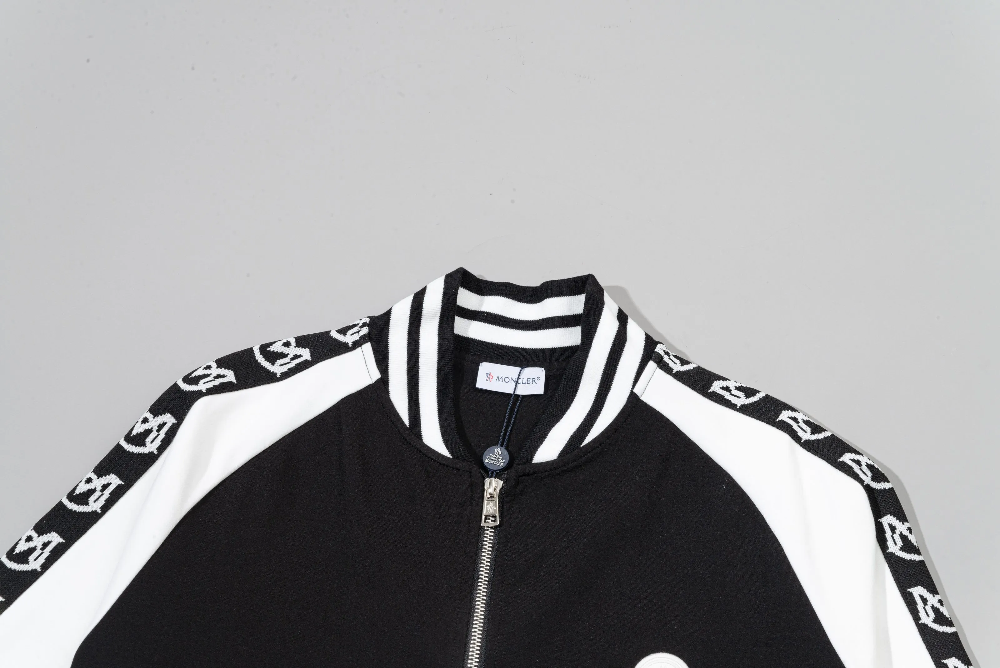 P270 MONCLER/Mask Custom fabric suit zipper jacket Color block design embroidered micro-label LOGO hand sleeve webbing technology Official synchronization High version High quality Fashion personality Versatile trend Pure original quality Original fabric Hang tag Collar label Washed wheat Complete three standards Color: black and white. Black green. Black yellow. Size: S-2XL