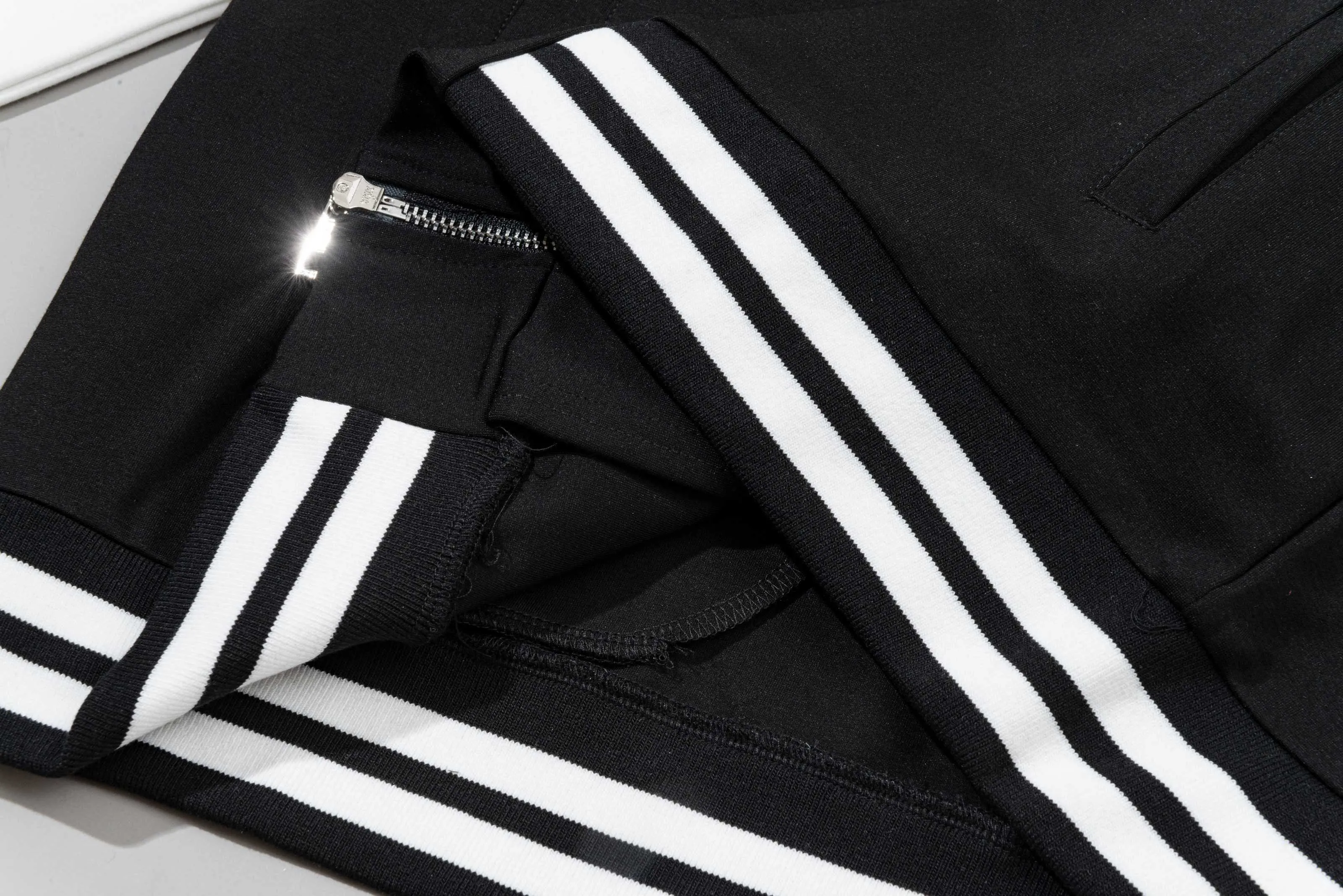 P270 MONCLER/Mask Custom fabric suit zipper jacket Color block design embroidered micro-label LOGO hand sleeve webbing technology Official synchronization High version High quality Fashion personality Versatile trend Pure original quality Original fabric Hang tag Collar label Washed wheat Complete three standards Color: black and white. Black green. Black yellow. Size: S-2XL