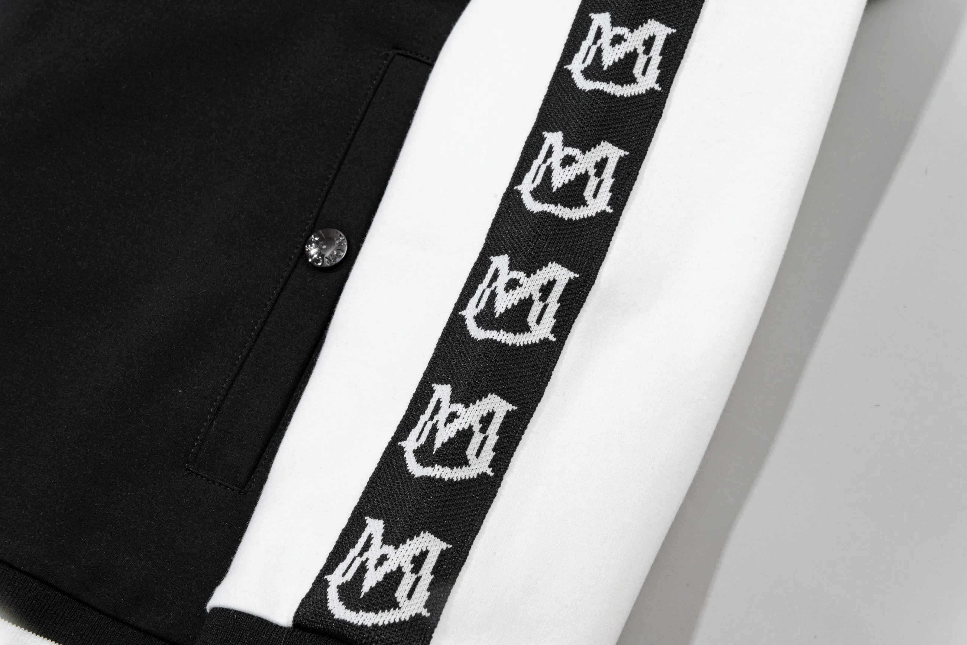 P270 MONCLER/Mask Custom fabric suit zipper jacket Color block design embroidered micro-label LOGO hand sleeve webbing technology Official synchronization High version High quality Fashion personality Versatile trend Pure original quality Original fabric Hang tag Collar label Washed wheat Complete three standards Color: black and white. Black green. Black yellow. Size: S-2XL