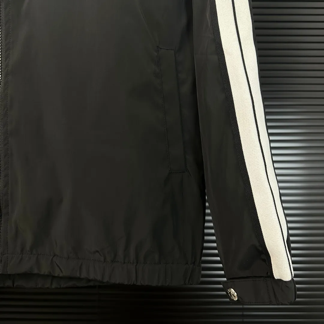 P280 Moncler Mouth Mouth 2025 Autumn and Winter New Style Hooded Jacket White Sleeve Ribbon Badge Embroidery Official Website Synchronization Original Customized Hardware Zipper Neat Alignment Perfect Upper Body Effect Men's Casual Jacket Color: Black Size: M-3XL