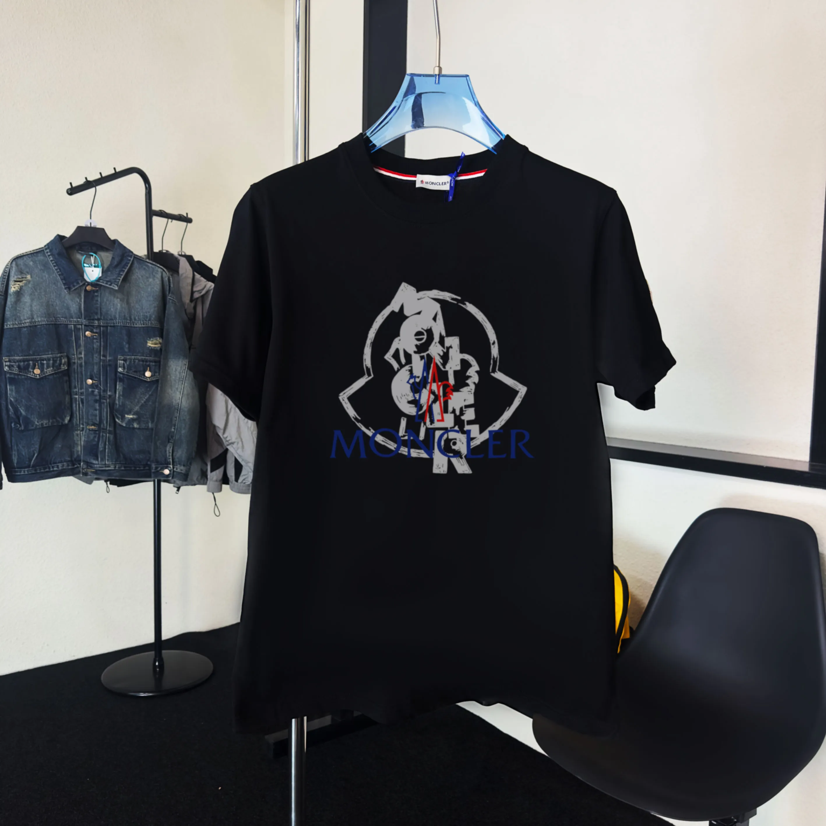 P140 💰Upgraded version "Mobile phone smart sensor ~ NFC chip armband ~ direct access to the official website for anti-counterfeiting" "Moncler ~ Mouth Mouth" 2025 new high-quality round neck short-sleeved T-shirt. The cuffs have imported embroidered labels. Customized dyeing, very comfortable to touch. Super versatile and good-looking short-sleeved. Complete with three labels. Non-market ordinary version. Feel free to compare. Quality is absolutely guaranteed! ‼ First of all, this original fabric is all custom-woven with 32-count double yarn fabric, 250G, and the weight is the same‼ Fine workmanship, double waistcoat method, double waistcoat method, double waistcoat method makes the whole dress more three-dimensional, which is not a craft that ordinary T-shirts can achieve🤪 Size: S-M-L-XL-2XL Color: black, white, apricot, same style for men and women