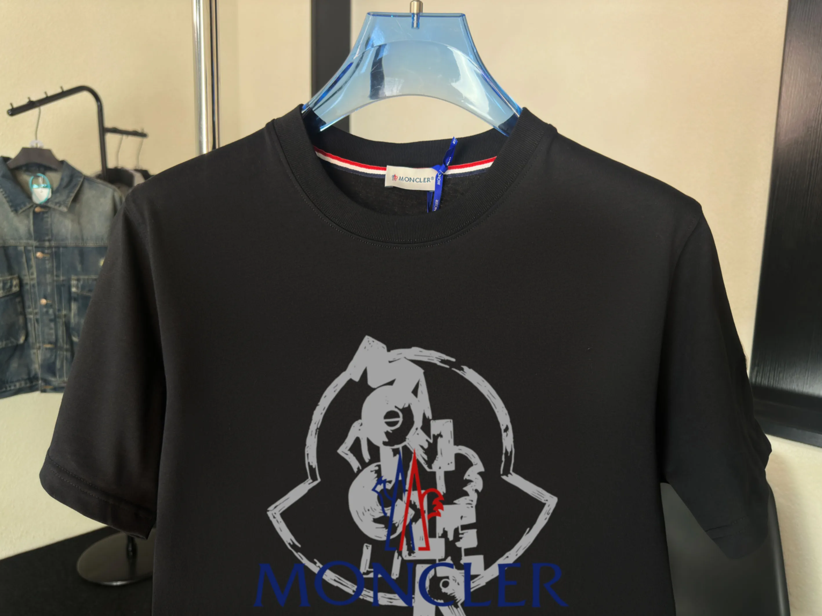 P140 💰Upgraded version "Mobile phone smart sensor ~ NFC chip armband ~ direct access to the official website for anti-counterfeiting" "Moncler ~ Mouth Mouth" 2025 new high-quality round neck short-sleeved T-shirt. The cuffs have imported embroidered labels. Customized dyeing, very comfortable to touch. Super versatile and good-looking short-sleeved. Complete with three labels. Non-market ordinary version. Feel free to compare. Quality is absolutely guaranteed! ‼ First of all, this original fabric is all custom-woven with 32-count double yarn fabric, 250G, and the weight is the same‼ Fine workmanship, double waistcoat method, double waistcoat method, double waistcoat method makes the whole dress more three-dimensional, which is not a craft that ordinary T-shirts can achieve🤪 Size: S-M-L-XL-2XL Color: black, white, apricot, same style for men and women