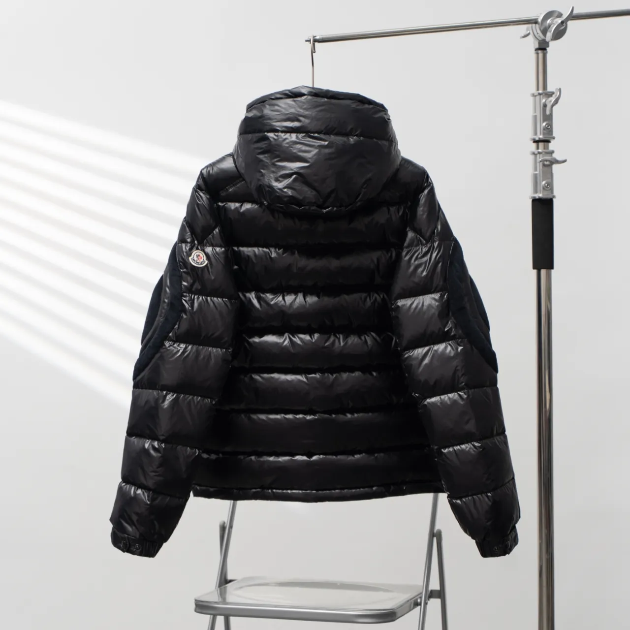 P1080 MONCLER丨Maskled Batman logo short down jacket with adjustable cuffs Color: Black Size: 1-6