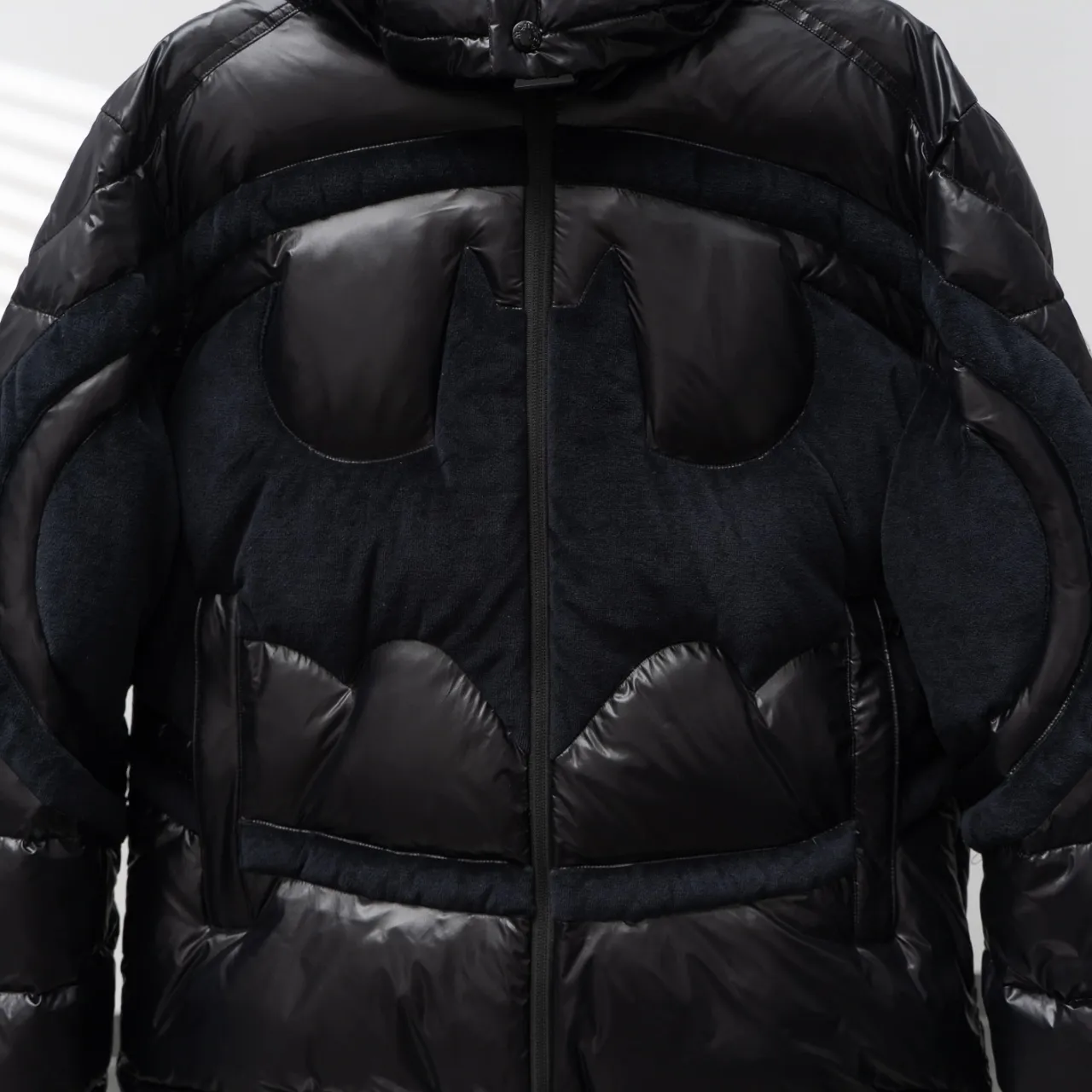 P1080 MONCLER丨Maskled Batman logo short down jacket with adjustable cuffs Color: Black Size: 1-6