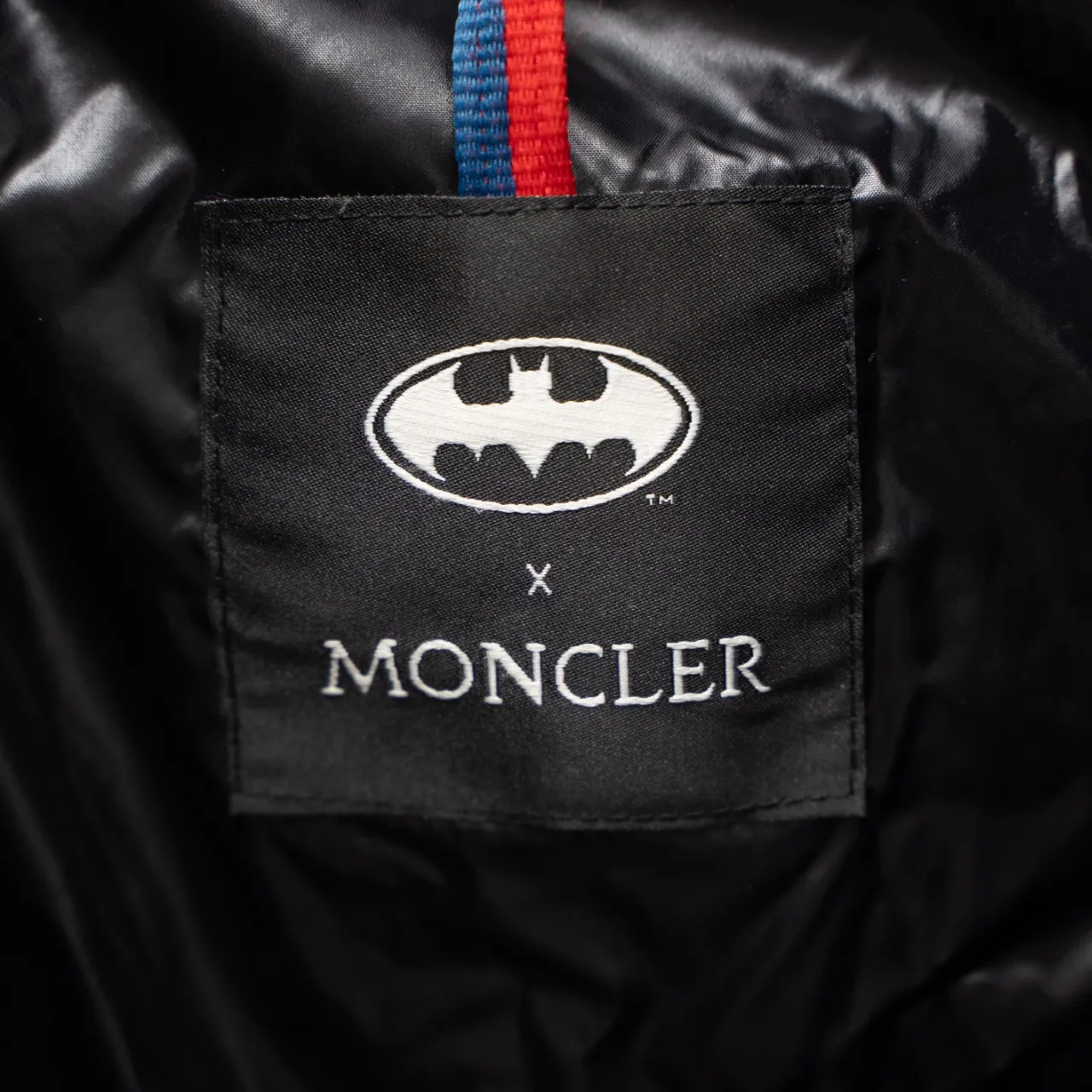 P1080 MONCLER丨Maskled Batman logo short down jacket with adjustable cuffs Color: Black Size: 1-6