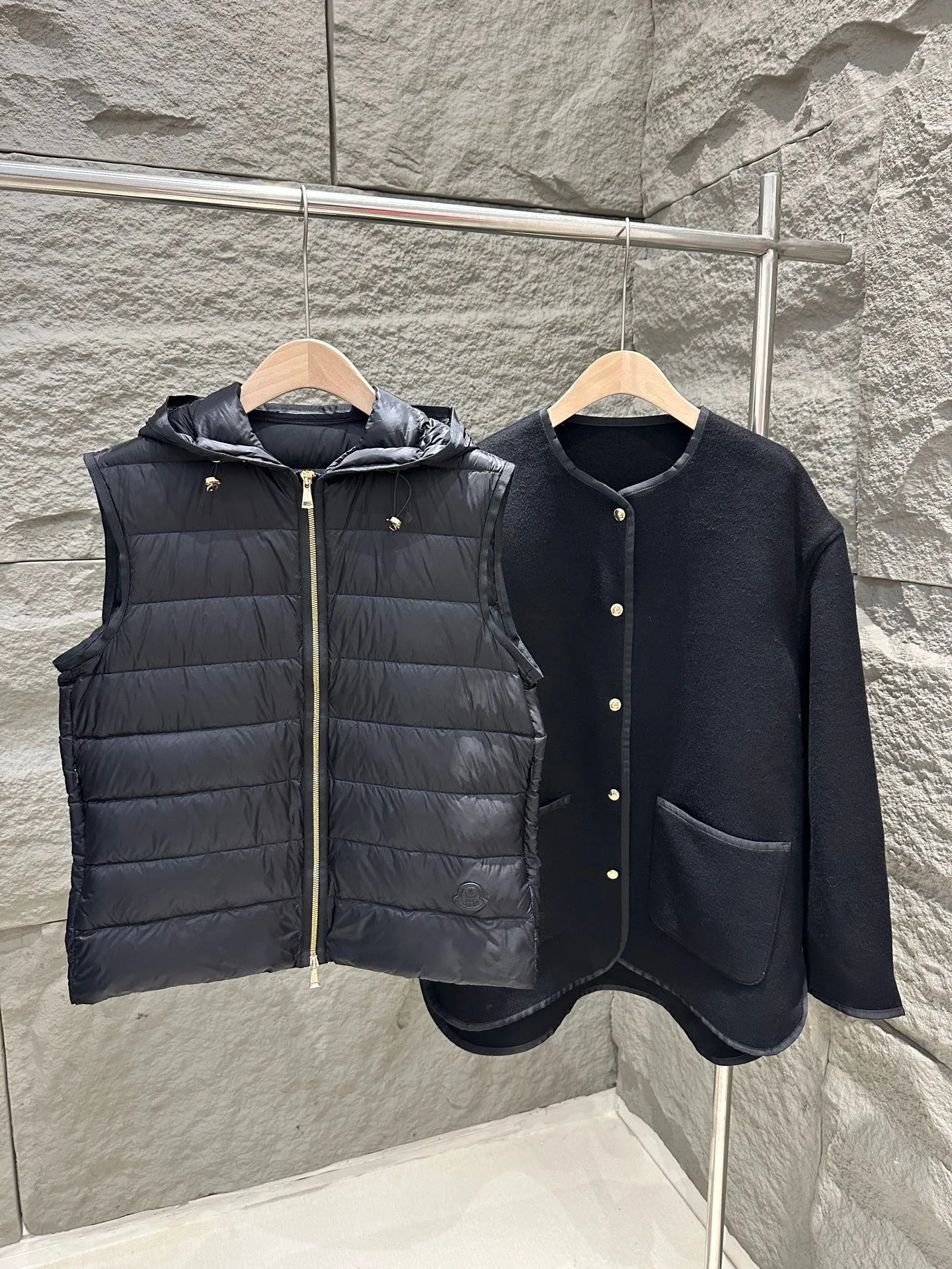 P1240 Moncler 25 new Reposse three-in-one wool cashmere coat ➕ down vest jacket jacket Reposse down jacket combines gorgeous style and practical function. This insulated piece is made from wool and cashmere and features a fully removable functional nylon down gilet. Depending on the temperature changes, the two layers of clothing can be worn at the same time or separately, making it suitable for all seasons. Color: Gray/Black Size: 0/1/2