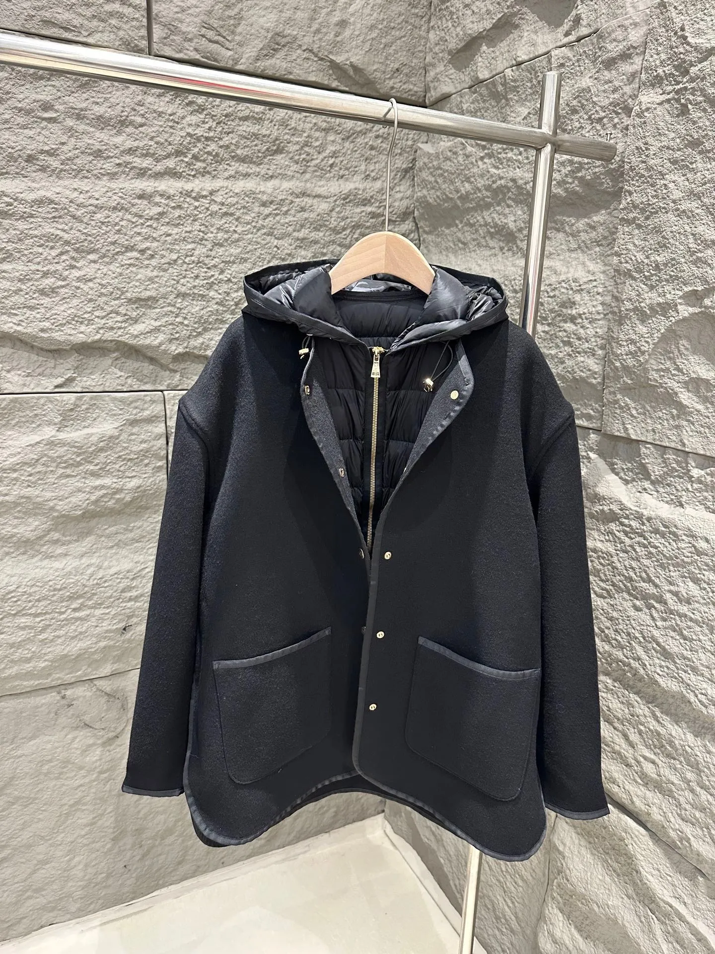 P1240 Moncler 25 new Reposse three-in-one wool cashmere coat ➕ down vest jacket jacket Reposse down jacket combines gorgeous style and practical function. This insulated piece is made from wool and cashmere and features a fully removable functional nylon down gilet. Depending on the temperature changes, the two layers of clothing can be worn at the same time or separately, making it suitable for all seasons. Color: Gray/Black Size: 0/1/2