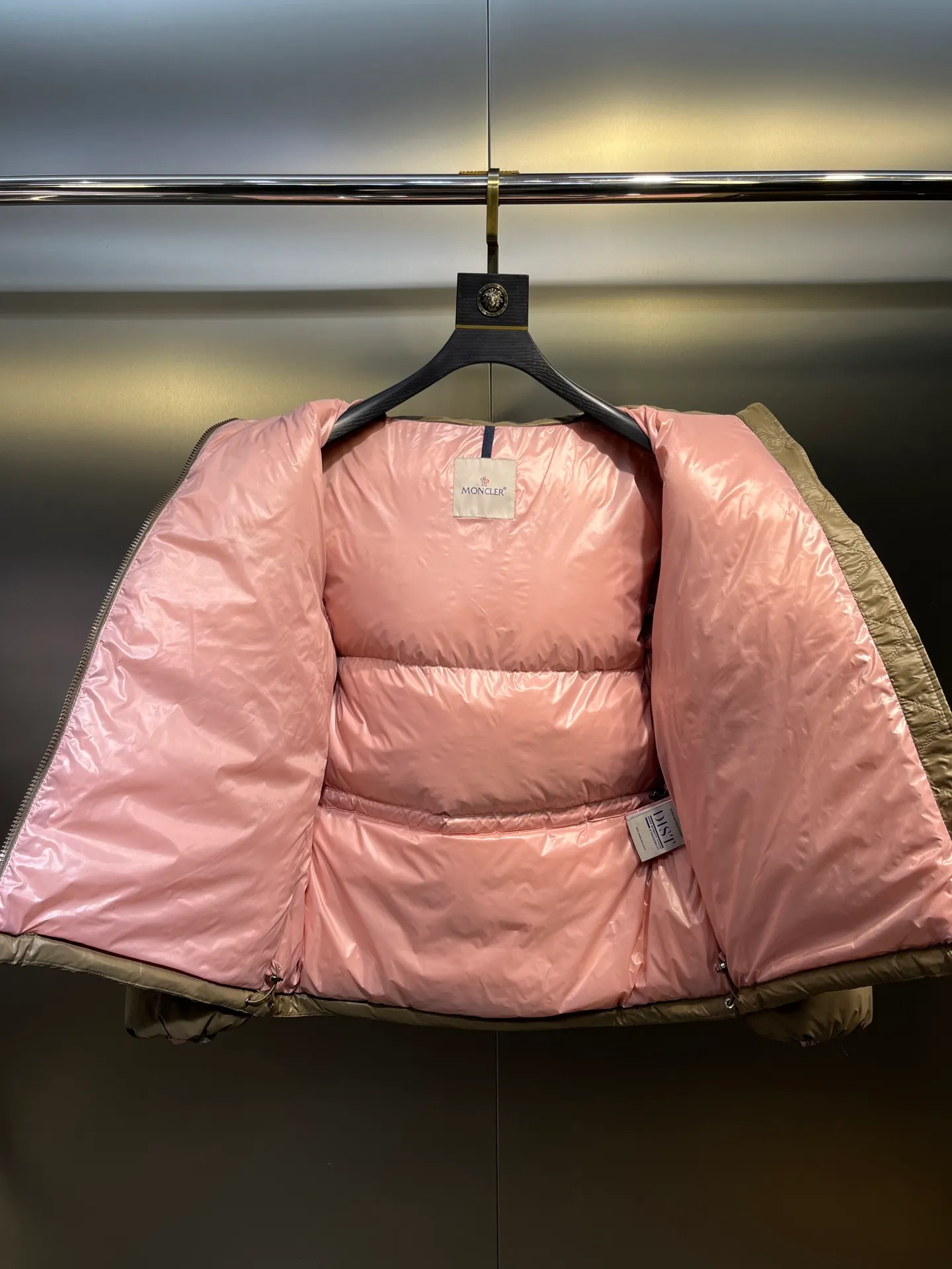 P780 moncler 🌟Moncler FW25 Abbaye short down jacket The Abbaye short jacket is made of iconic patented nylon, highlighting the fashion essence of Moncler. Featuring rectangular quilting and a contrasting lining that refreshes the removable hood. Terry knit logo embroidery adds a unique touch, making the garment instantly recognizable. Material process analysis: 1️⃣Original Nfc inductive anti-counterfeiting chip 2️⃣National standard 95% European standard pure white goose down, exclusive use of top down on the market 3️⃣Fabric: 100% nylon; Lining: 100% nylon, one of the best on the market, everything is customized according to the original version. 4⃣️The electroplated hardware is produced by the original processing factory, all customized by the original factory, and is not a replica of various types on the market. 5⃣️Produced by a certain Lang factory, it has always been unambiguous in terms of quality. Everyone knows about the workmanship, QA and Qc quality inspection of the workers when shipping from large factories. It is not comparable to small factories in the market. Mouth-mounted down jackets, let’s not brag, there is almost no one that can do better than us! Make an original product with care, so that every customer has the confidence to introduce it to his customers: This is the top replica version in China. Good products do not need too many soft articles to set off, only junk products will boast: the original ZP uses thousands of words to impress consumers! Although it is an F product, it is not inferior to ZP!  Color: white pink, white black, black, khaki, pink Size: 0123