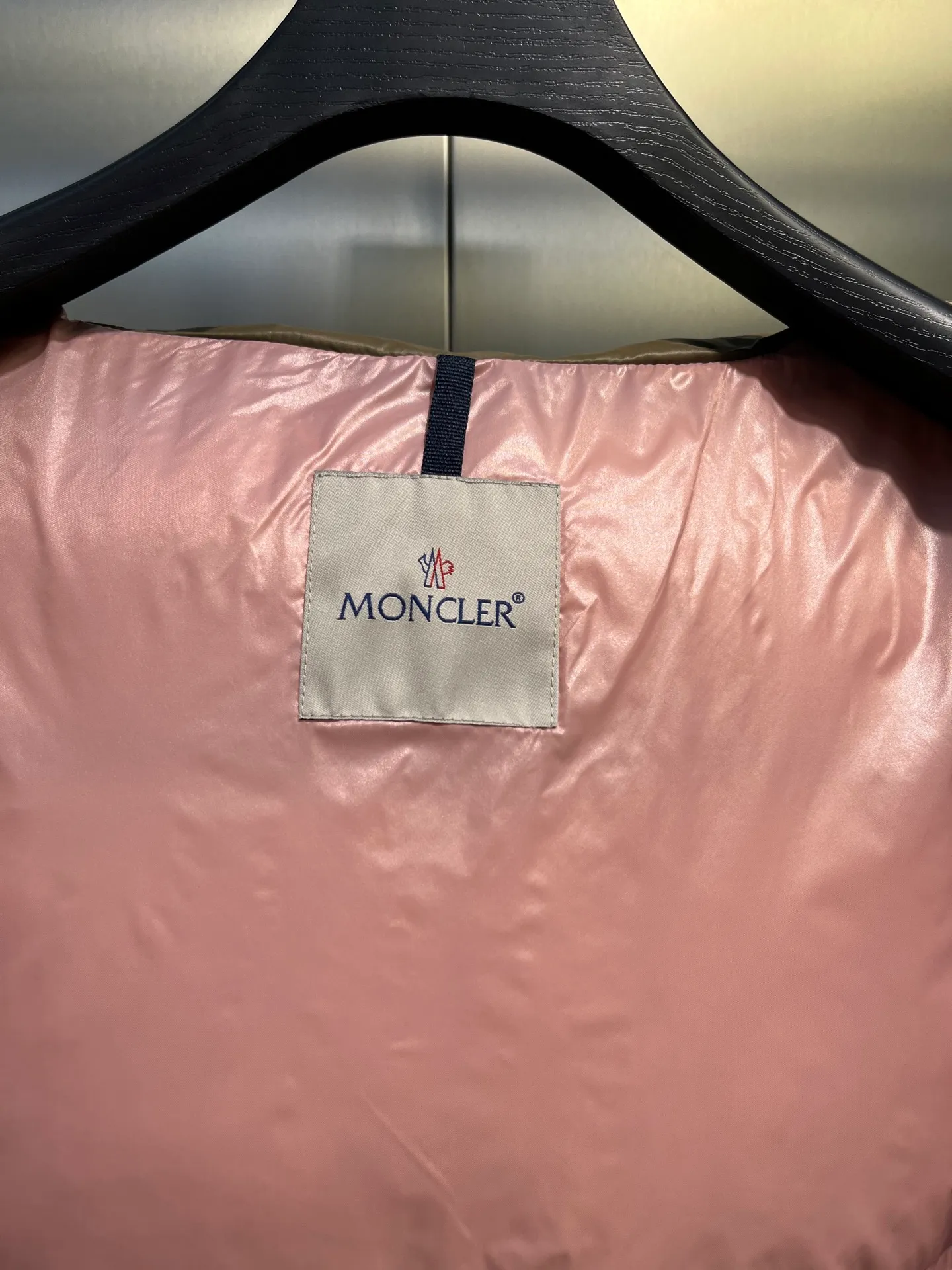 P780 moncler 🌟Moncler FW25 Abbaye short down jacket The Abbaye short jacket is made of iconic patented nylon, highlighting the fashion essence of Moncler. Featuring rectangular quilting and a contrasting lining that refreshes the removable hood. Terry knit logo embroidery adds a unique touch, making the garment instantly recognizable. Material process analysis: 1️⃣Original Nfc inductive anti-counterfeiting chip 2️⃣National standard 95% European standard pure white goose down, exclusive use of top down on the market 3️⃣Fabric: 100% nylon; Lining: 100% nylon, one of the best on the market, everything is customized according to the original version. 4⃣️The electroplated hardware is produced by the original processing factory, all customized by the original factory, and is not a replica of various types on the market. 5⃣️Produced by a certain Lang factory, it has always been unambiguous in terms of quality. Everyone knows about the workmanship, QA and Qc quality inspection of the workers when shipping from large factories. It is not comparable to small factories in the market. Mouth-mounted down jackets, let’s not brag, there is almost no one that can do better than us! Make an original product with care, so that every customer has the confidence to introduce it to his customers: This is the top replica version in China. Good products do not need too many soft articles to set off, only junk products will boast: the original ZP uses thousands of words to impress consumers! Although it is an F product, it is not inferior to ZP!  Color: white pink, white black, black, khaki, pink Size: 0123