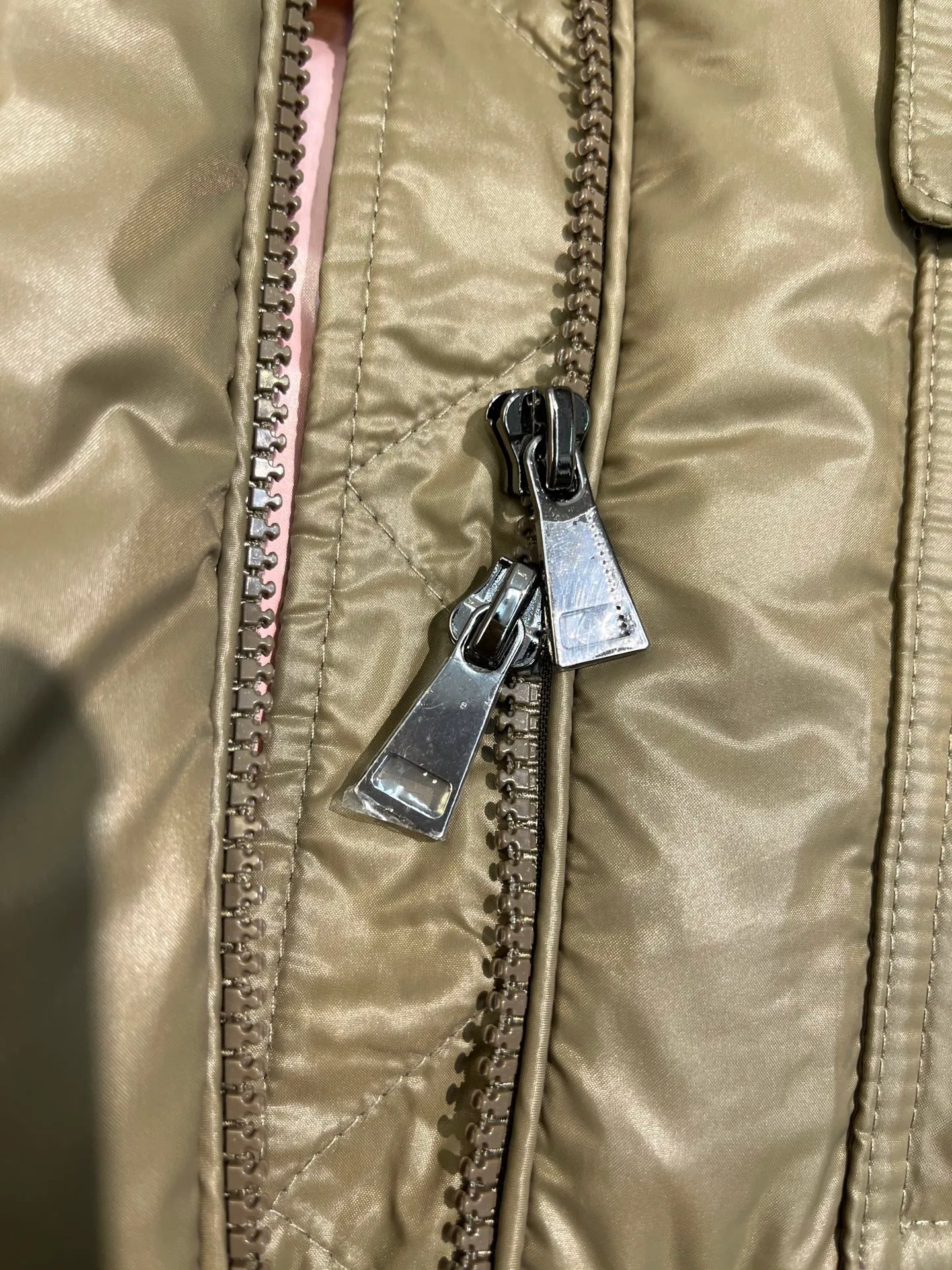 P780 moncler 🌟Moncler FW25 Abbaye short down jacket The Abbaye short jacket is made of iconic patented nylon, highlighting the fashion essence of Moncler. Featuring rectangular quilting and a contrasting lining that refreshes the removable hood. Terry knit logo embroidery adds a unique touch, making the garment instantly recognizable. Material process analysis: 1️⃣Original Nfc inductive anti-counterfeiting chip 2️⃣National standard 95% European standard pure white goose down, exclusive use of top down on the market 3️⃣Fabric: 100% nylon; Lining: 100% nylon, one of the best on the market, everything is customized according to the original version. 4⃣️The electroplated hardware is produced by the original processing factory, all customized by the original factory, and is not a replica of various types on the market. 5⃣️Produced by a certain Lang factory, it has always been unambiguous in terms of quality. Everyone knows about the workmanship, QA and Qc quality inspection of the workers when shipping from large factories. It is not comparable to small factories in the market. Mouth-mounted down jackets, let’s not brag, there is almost no one that can do better than us! Make an original product with care, so that every customer has the confidence to introduce it to his customers: This is the top replica version in China. Good products do not need too many soft articles to set off, only junk products will boast: the original ZP uses thousands of words to impress consumers! Although it is an F product, it is not inferior to ZP!  Color: white pink, white black, black, khaki, pink Size: 0123