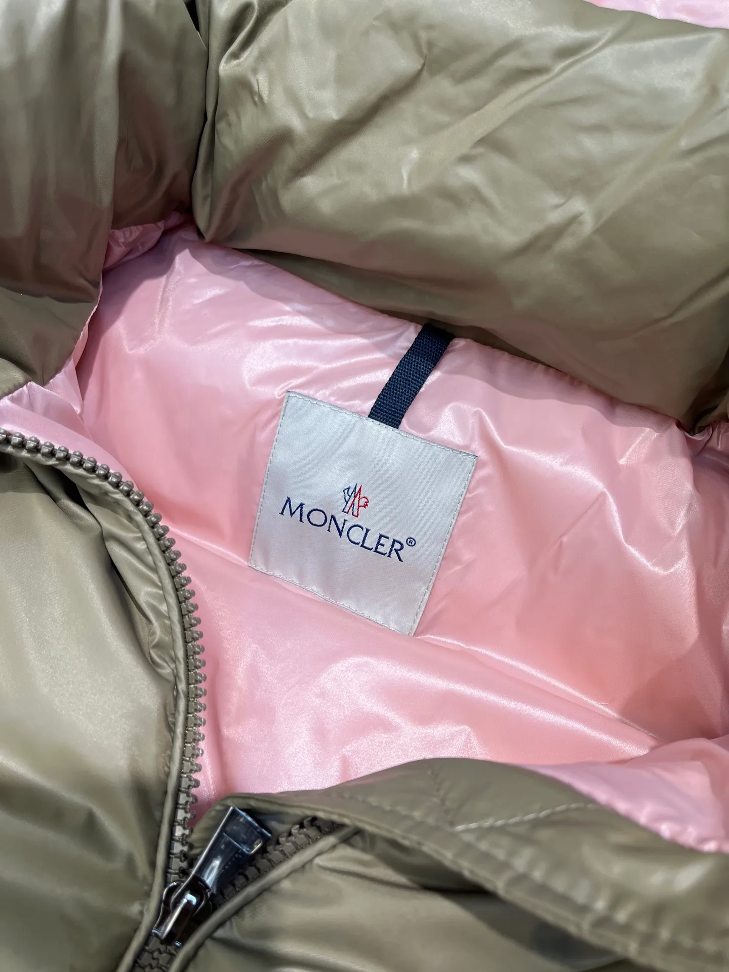 P780 moncler 🌟Moncler FW25 Abbaye short down jacket The Abbaye short jacket is made of iconic patented nylon, highlighting the fashion essence of Moncler. Featuring rectangular quilting and a contrasting lining that refreshes the removable hood. Terry knit logo embroidery adds a unique touch, making the garment instantly recognizable. Material process analysis: 1️⃣Original Nfc inductive anti-counterfeiting chip 2️⃣National standard 95% European standard pure white goose down, exclusive use of top down on the market 3️⃣Fabric: 100% nylon; Lining: 100% nylon, one of the best on the market, everything is customized according to the original version. 4⃣️The electroplated hardware is produced by the original processing factory, all customized by the original factory, and is not a replica of various types on the market. 5⃣️Produced by a certain Lang factory, it has always been unambiguous in terms of quality. Everyone knows about the workmanship, QA and Qc quality inspection of the workers when shipping from large factories. It is not comparable to small factories in the market. Mouth-mounted down jackets, let’s not brag, there is almost no one that can do better than us! Make an original product with care, so that every customer has the confidence to introduce it to his customers: This is the top replica version in China. Good products do not need too many soft articles to set off, only junk products will boast: the original ZP uses thousands of words to impress consumers! Although it is an F product, it is not inferior to ZP!  Color: white pink, white black, black, khaki, pink Size: 0123