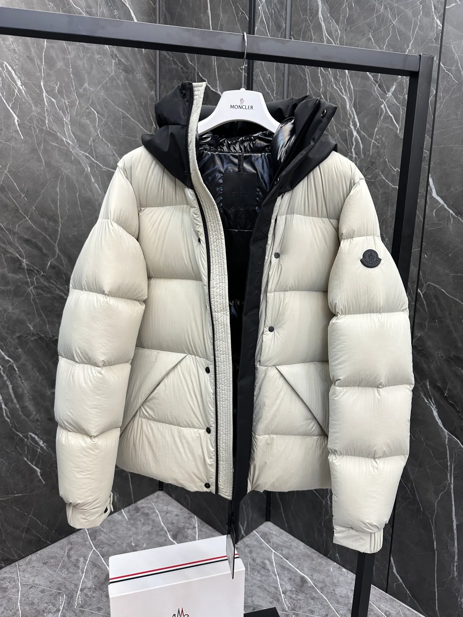 P760 Style number: Y125 Moncler Madeira short men's Madeira down jacket is specially designed for modern men who value functionality and beauty. It is suitable for wearing in various occasions such as street or skiing. Made from functional, tight nylon longue saison fabric with a padded hood and windshield for added protection. Details •Made in longue saison fabric •Nylon laqué lining •Filled with down •Hood •Embossed logo lettering •Snap and zipper closure •Pockets with zippers and snaps •Elastic drawstring hem •Logo patch Size: 1-5 Color: Black Gray White