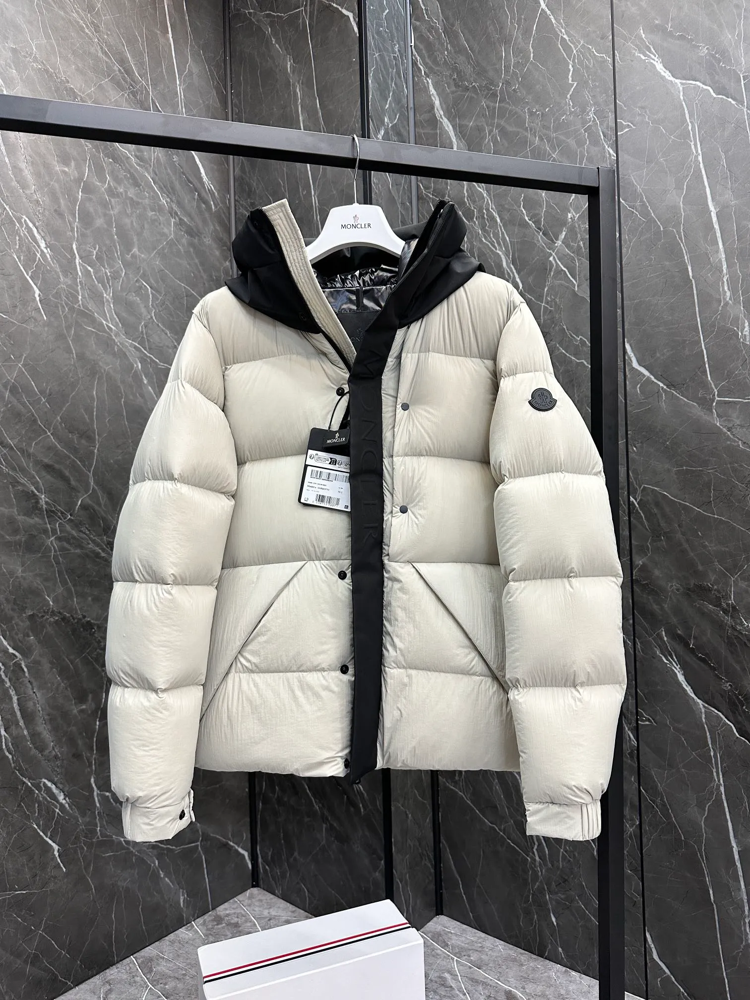 P760 Style number: Y125 Moncler Madeira short men's Madeira down jacket is specially designed for modern men who value functionality and beauty. It is suitable for wearing in various occasions such as street or skiing. Made from functional, tight nylon longue saison fabric with a padded hood and windshield for added protection. Details •Made in longue saison fabric •Nylon laqué lining •Filled with down •Hood •Embossed logo lettering •Snap and zipper closure •Pockets with zippers and snaps •Elastic drawstring hem •Logo patch Size: 1-5 Color: Black Gray White