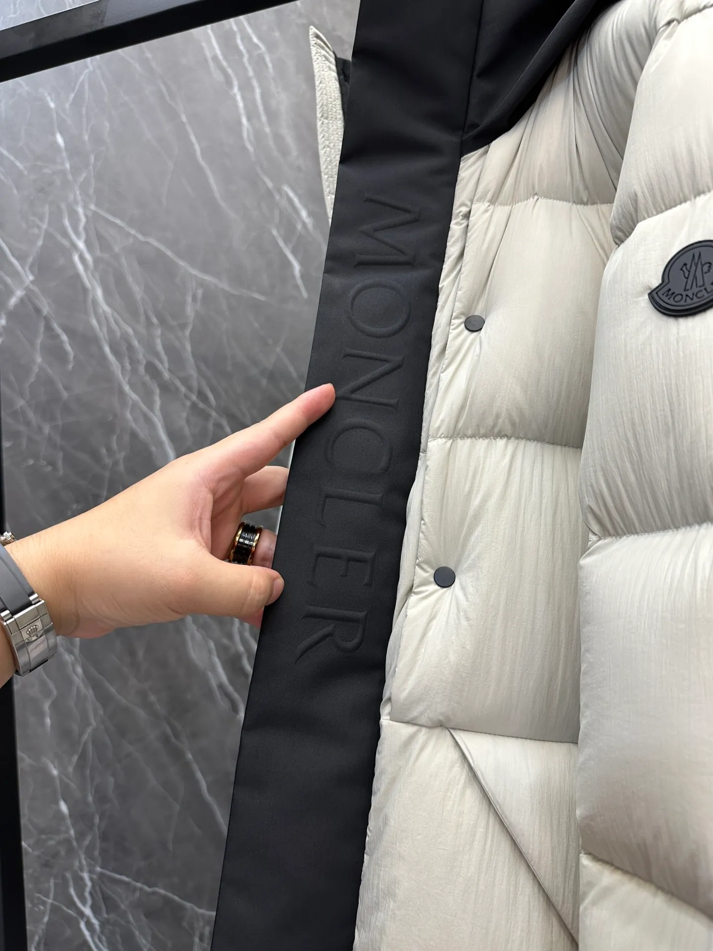 P760 Style number: Y125 Moncler Madeira short men's Madeira down jacket is specially designed for modern men who value functionality and beauty. It is suitable for wearing in various occasions such as street or skiing. Made from functional, tight nylon longue saison fabric with a padded hood and windshield for added protection. Details •Made in longue saison fabric •Nylon laqué lining •Filled with down •Hood •Embossed logo lettering •Snap and zipper closure •Pockets with zippers and snaps •Elastic drawstring hem •Logo patch Size: 1-5 Color: Black Gray White