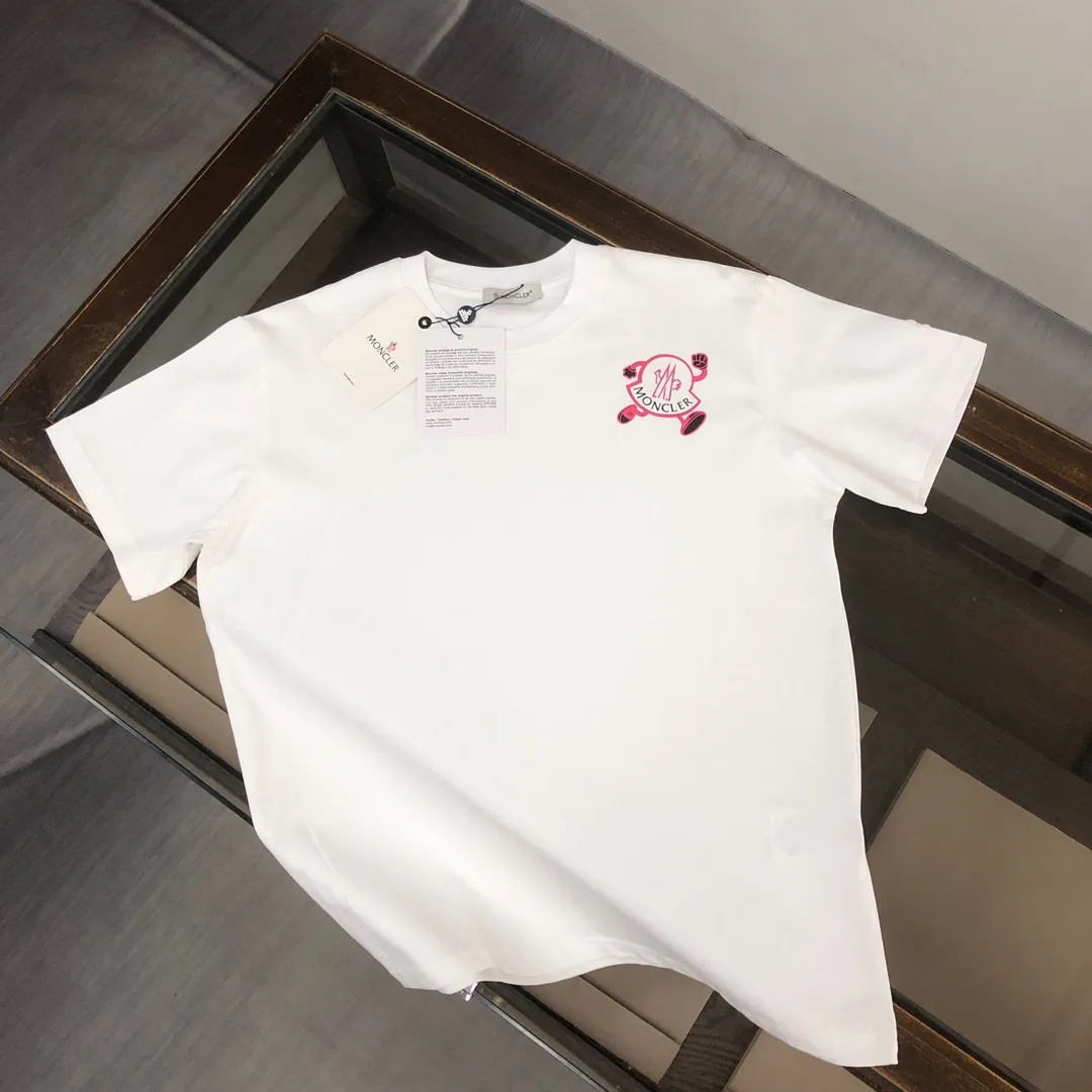 P150 MONCLER 25 The latest short-sleeved T-shirt for couples~Featured brand printing design~The upper body of the fabric is comfortable and breathable, not stiff, slim cut, and made of high-end custom-made pure cotton fabric! The upper body is comfortable and stylish, and it can be worn alone as an inner layer. It is a must-have for fashionistas! ! ! Color: Black White Brown Gray Size: S M L XL (Loose fit! Please indicate your height and weight when placing an order)