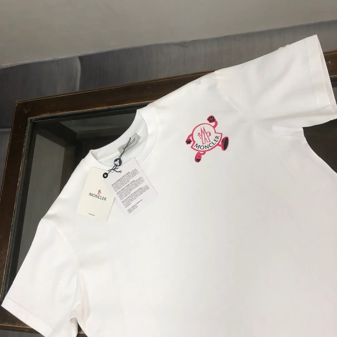 P150 MONCLER 25 The latest short-sleeved T-shirt for couples~Featured brand printing design~The upper body of the fabric is comfortable and breathable, not stiff, slim cut, and made of high-end custom-made pure cotton fabric! The upper body is comfortable and stylish, and it can be worn alone as an inner layer. It is a must-have for fashionistas! ! ! Color: Black White Brown Gray Size: S M L XL (Loose fit! Please indicate your height and weight when placing an order)