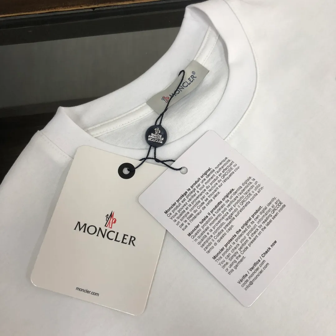 P150 MONCLER 25 The latest short-sleeved T-shirt for couples~Featured brand printing design~The upper body of the fabric is comfortable and breathable, not stiff, slim cut, and made of high-end custom-made pure cotton fabric! The upper body is comfortable and stylish, and it can be worn alone as an inner layer. It is a must-have for fashionistas! ! ! Color: Black White Brown Gray Size: S M L XL (Loose fit! Please indicate your height and weight when placing an order)