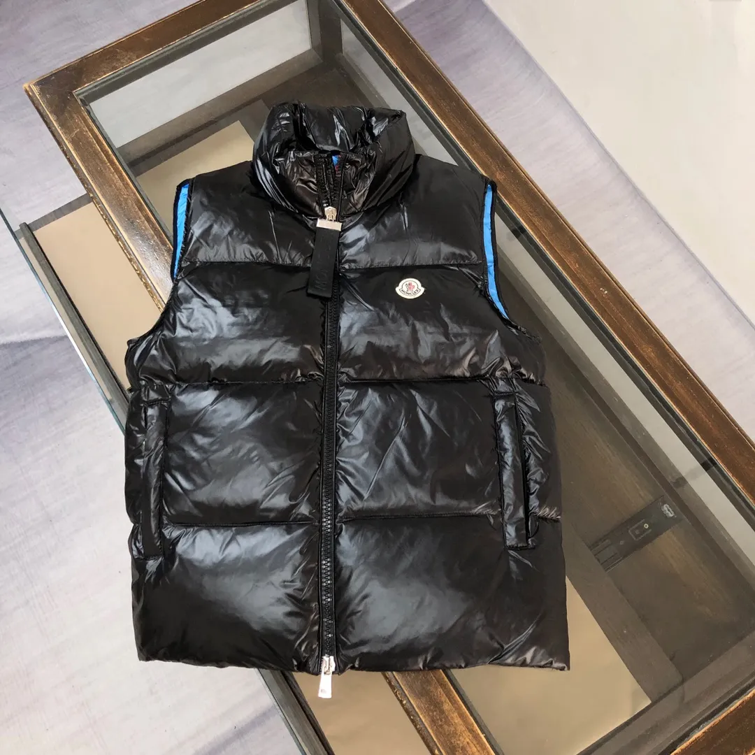 P640 🔥Mon*cler 2024 new down vest exclusive real shot✌️ 🥰🥰The design of the stand-up collar is inspired by Moncler’s iconic jacket from the 1980s🧥. It has been reinterpreted with modern and dynamic elements. 😎This vest🎽 embodies the personality of those who always want to be a champion🏆. It is fashionable and versatile🉑 and can be worn as a vest in the mid-season or paired with a windproof jacket in the cold winter. 👍🏻 Color: black (blue lining) blue (black lining) yellow (black lining) Size: 1-2-3-4-5 (M～3xl)