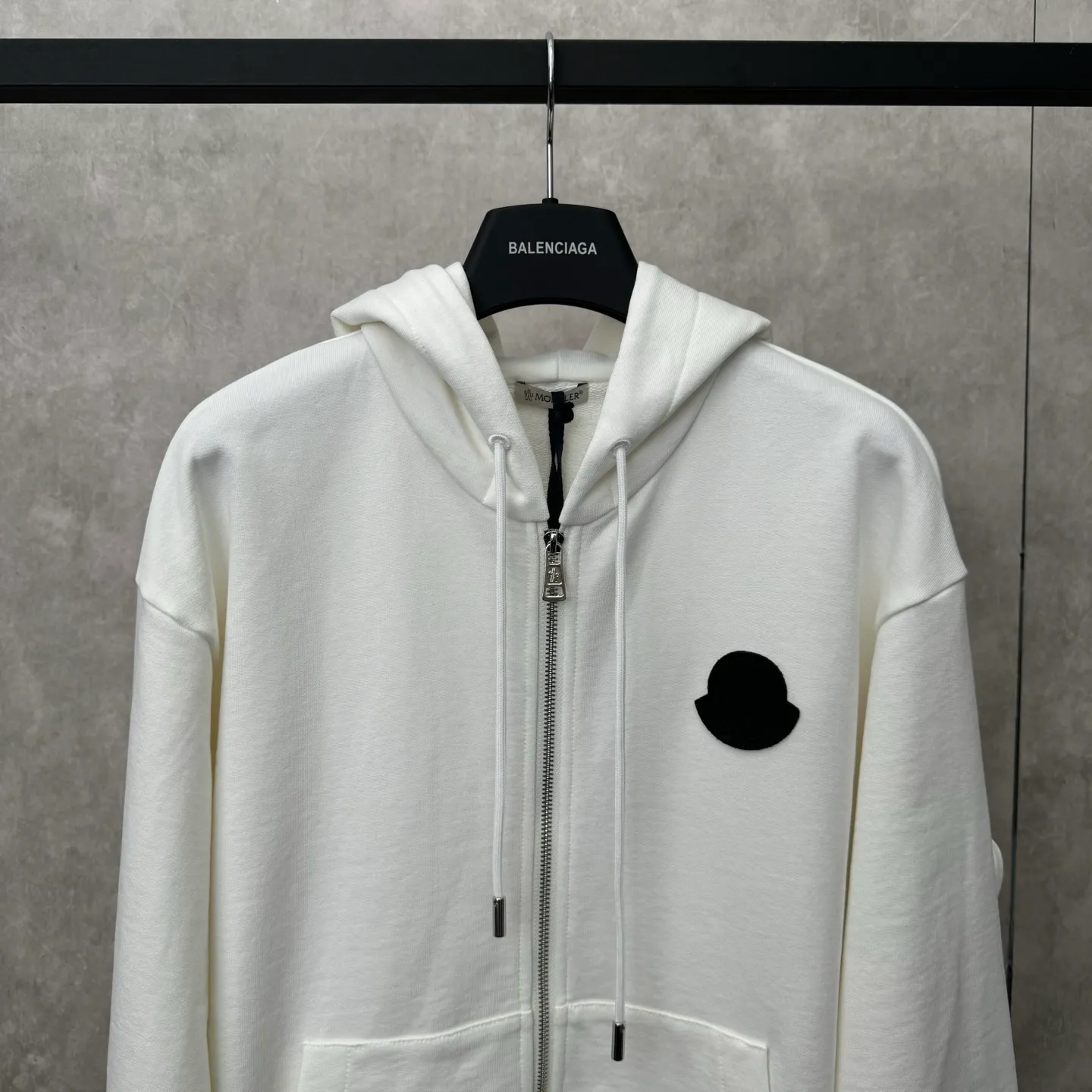 P570 Moncler 25 new sports suit top jacket SIZE S/M/L/XL This sports suit is made of 100% cotton fabric. The top is hooded and has a drawstring. It is decorated with mon's exclusive logo on the front chest. It has two large pockets and the pants have an elastic waist design. The whole set has a great matching effect. The upper body is very comfortable. It is great for sports and leisure. It is the same style for men and women. Highly recommended! Color: gray white