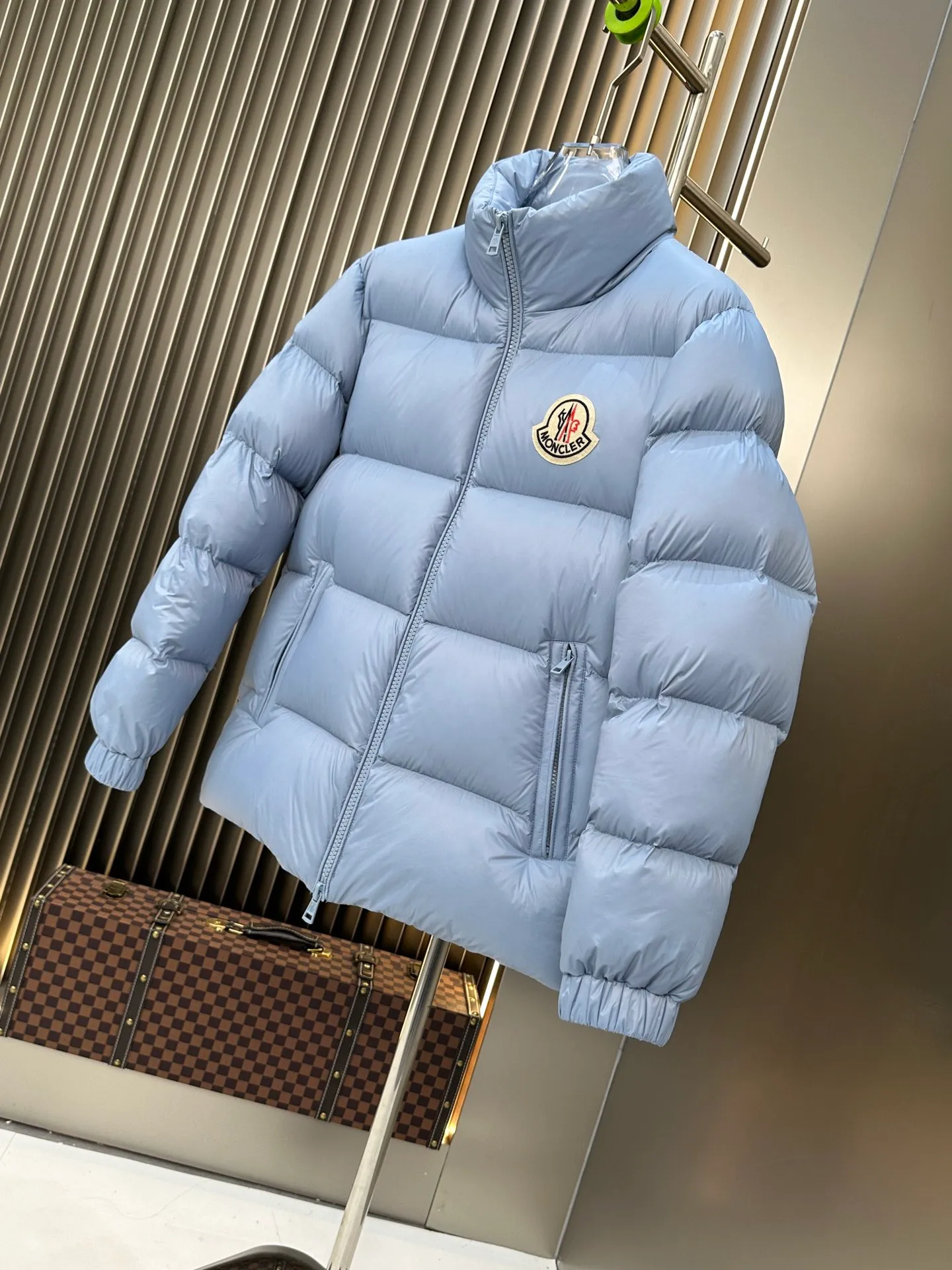 P740. 💎 Absolutely the lowest price on the entire internet💎 Special king fried ⬆️Moncler Citala short men's. Looking around, there is no comparable version on the market. 130w + one ton of premium European gooseneck velvet filling. 850+ fill power, I am twice as thick as the market version, but twice as light. (⚠️ Hot color matching, small inventory, order expedited) Citala men's short down is made of lightweight fabric in pop colors, emphasizing the youthfulness of the collection.  Citala down is made from lightweight nylon fabric and longue saison lining, making it comfortable and warm without being bulky. This cropped style has a comfortable fit, a signature high collar and a gingham-stitched silhouette. Details •Made from lightweight nylon fabric •Longue saison lining •Down filling (⚠️Premium goose down) •Stand collar •Zip closure •Zip pockets •Elastic cuffs and hem •Felt logo patch Size : 1-5 Couple size.