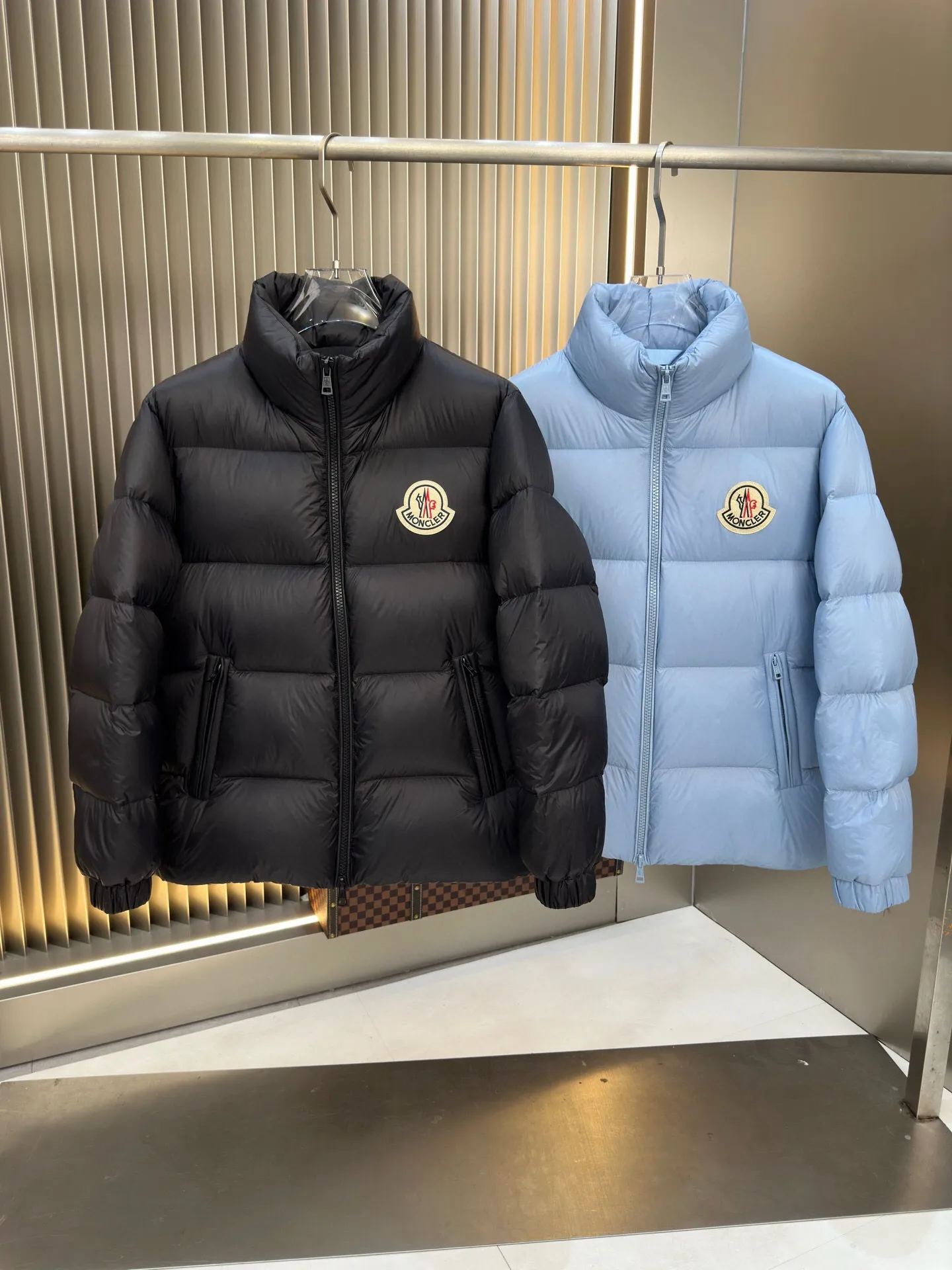 P740. 💎 Absolutely the lowest price on the entire internet💎 Special king fried ⬆️Moncler Citala short men's. Looking around, there is no comparable version on the market. 130w + one ton of premium European gooseneck velvet filling. 850+ fill power, I am twice as thick as the market version, but twice as light. (⚠️ Hot color matching, small inventory, order expedited) Citala men's short down is made of lightweight fabric in pop colors, emphasizing the youthfulness of the collection.  Citala down is made from lightweight nylon fabric and longue saison lining, making it comfortable and warm without being bulky. This cropped style has a comfortable fit, a signature high collar and a gingham-stitched silhouette. Details •Made from lightweight nylon fabric •Longue saison lining •Down filling (⚠️Premium goose down) •Stand collar •Zip closure •Zip pockets •Elastic cuffs and hem •Felt logo patch Size : 1-5 Couple size.