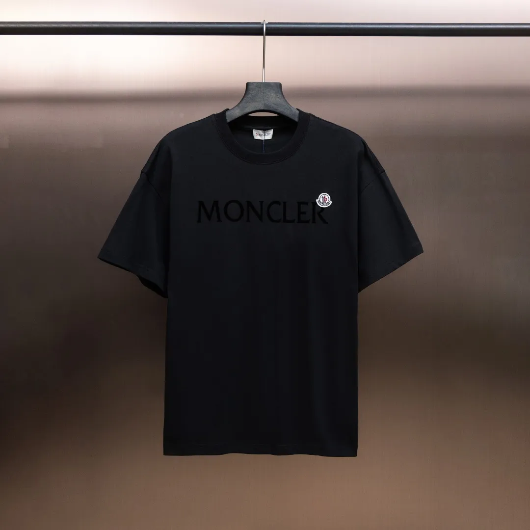 P150 Moncler2025 new early spring new men's and women's short-sleeved T-shirt, available at counters simultaneously! Customized exclusive pure cotton fabric, customized original craft threads, and heavy-duty letter logo craft design on the chest! Simple and elegant, easy to match and versatile, extremely high-grade, perfectly integrated into fashion and style, it is a top-notch fashionable style that is perfect for outer wear! The whole thing gives people a natural feeling! The ultimate classic versatile short-sleeved T-shirt, designed with the latest three-dimensional letter logo graphic elements! The ultimate heavy work, the ultimate perfection! Fans who pursue high quality should rush to buy it by themselves, and we sincerely invite all fans who know the goods to appreciate this model together! ! Color: Black White Size: XS S M L
