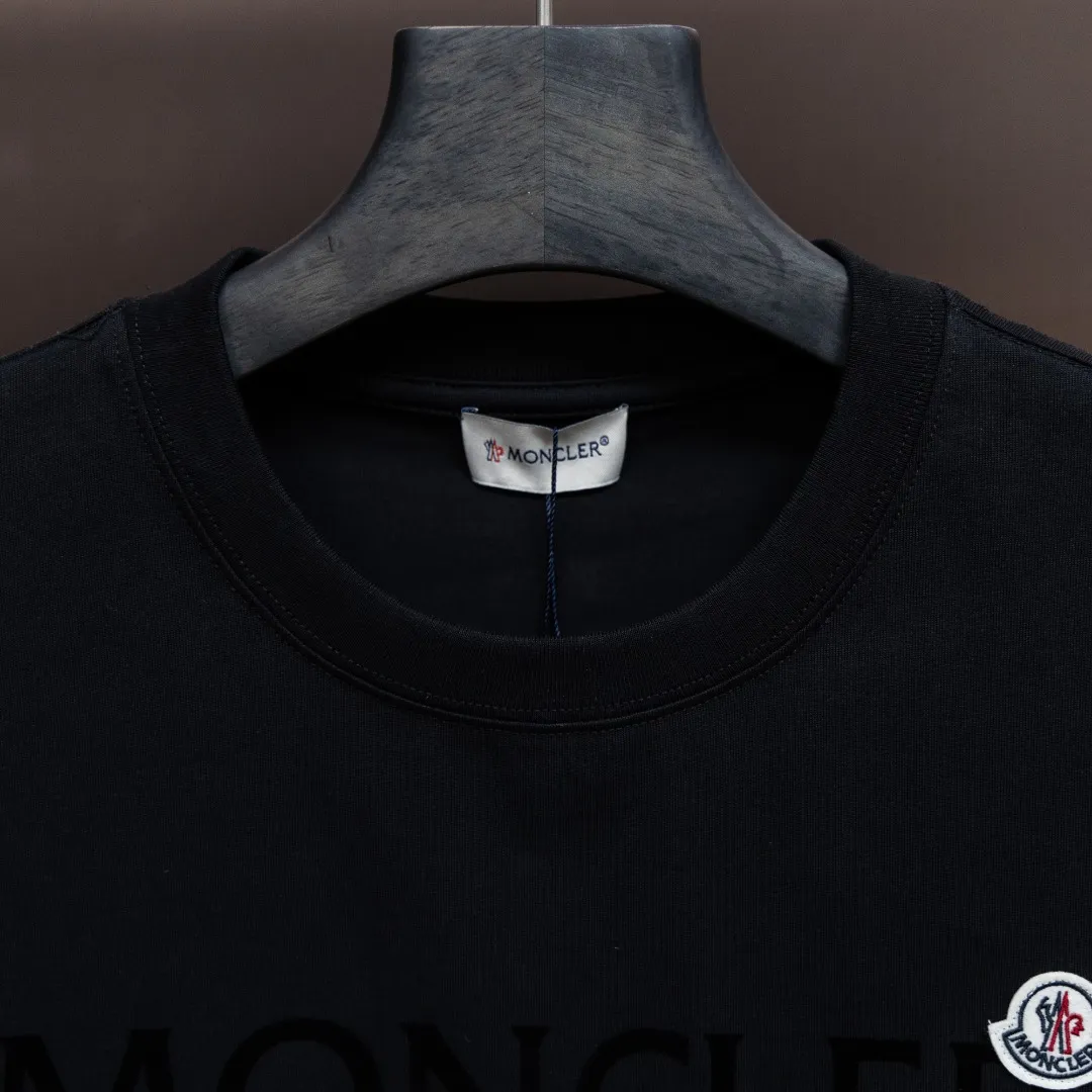 P150 Moncler2025 new early spring new men's and women's short-sleeved T-shirt, available at counters simultaneously! Customized exclusive pure cotton fabric, customized original craft threads, and heavy-duty letter logo craft design on the chest! Simple and elegant, easy to match and versatile, extremely high-grade, perfectly integrated into fashion and style, it is a top-notch fashionable style that is perfect for outer wear! The whole thing gives people a natural feeling! The ultimate classic versatile short-sleeved T-shirt, designed with the latest three-dimensional letter logo graphic elements! The ultimate heavy work, the ultimate perfection! Fans who pursue high quality should rush to buy it by themselves, and we sincerely invite all fans who know the goods to appreciate this model together! ! Color: Black White Size: XS S M L