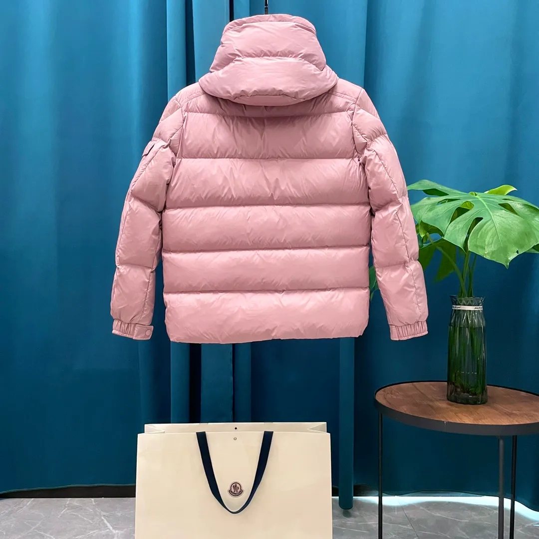 P900 Moncler ➡️New Meng Mouth autumn and winter product Vezere🦢Goose down fog flour down jacket, same style for men and women. This Vezere short down jacket is a basic warm item, highlighting Moncler's style characteristics. The Vezere down jacket is made from longue saison fabric, which is both lightweight and warm. This short down jacket features a hood that can be easily removed depending on the weather. The jacket's silhouette and sleeve patch pockets pay homage to the iconic Moncler Maya down jacket. •Made in longue saison fabric •Nylon léger brillant lining •Down filled •Removable and adjustable hood •Zip and snap fastening •Zip pockets •Patch pockets on sleeves •Adjustable cuffs •Drawstring hem