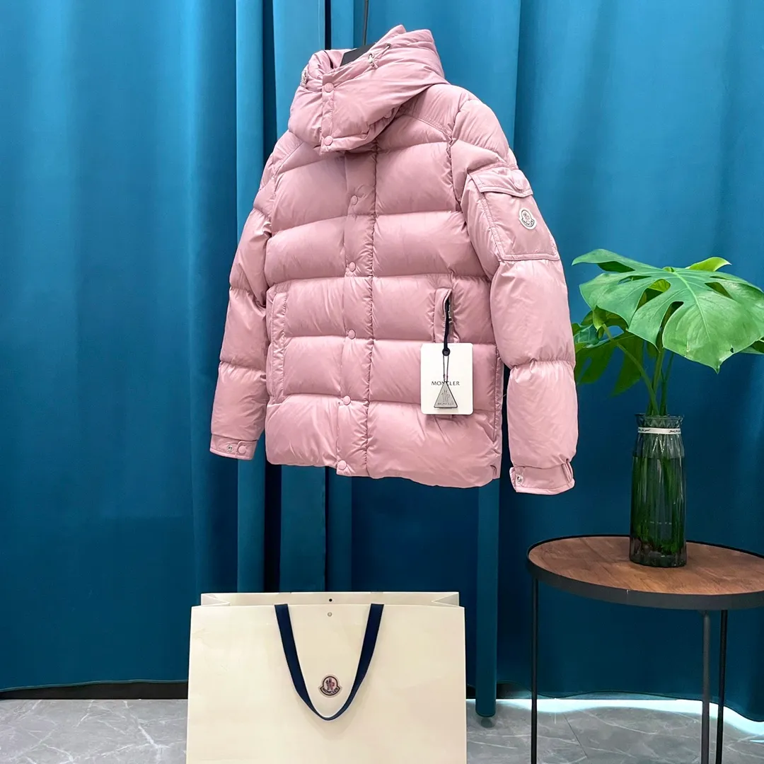 P900 Moncler ➡️New Meng Mouth autumn and winter product Vezere🦢Goose down fog flour down jacket, same style for men and women. This Vezere short down jacket is a basic warm item, highlighting Moncler's style characteristics. The Vezere down jacket is made from longue saison fabric, which is both lightweight and warm. This short down jacket features a hood that can be easily removed depending on the weather. The jacket's silhouette and sleeve patch pockets pay homage to the iconic Moncler Maya down jacket. •Made in longue saison fabric •Nylon léger brillant lining •Down filled •Removable and adjustable hood •Zip and snap fastening •Zip pockets •Patch pockets on sleeves •Adjustable cuffs •Drawstring hem