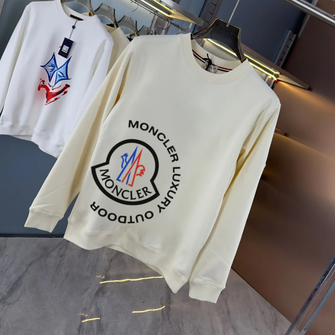 P210 high version sweatshirt) 📦With exclusive packaging📦 [Long-term ready stock] Upgraded version "Mobile phone smart sensor ~ NFC chip armband ~ Directly to the official website for anti-counterfeiting" 〖 𝐌𝐎𝐍𝐂𝐋𝐄𝐑 ~ Mouth covering〗 2025 new high quality, using 450 grams of heavyweight fabric Different from the market currency, you can mix and match everything at will and you will be handsome😎The whole clothes is made of double waistcoats. The double waistcoats make the whole dress more three-dimensional. It is not an ordinary factory that can do such fine work. 2025 autumn and winter new style, on sale at the counter, exquisite printed round neck terry sweatshirt. High-end double-ply cotton. Customized stretch ribs are dyed in the same vat. Three standards are complete. It is matched with digital printing patterns and is very breathable. Same style for men and women. Color: black, white, apricot. Size: S M L XL 2XL